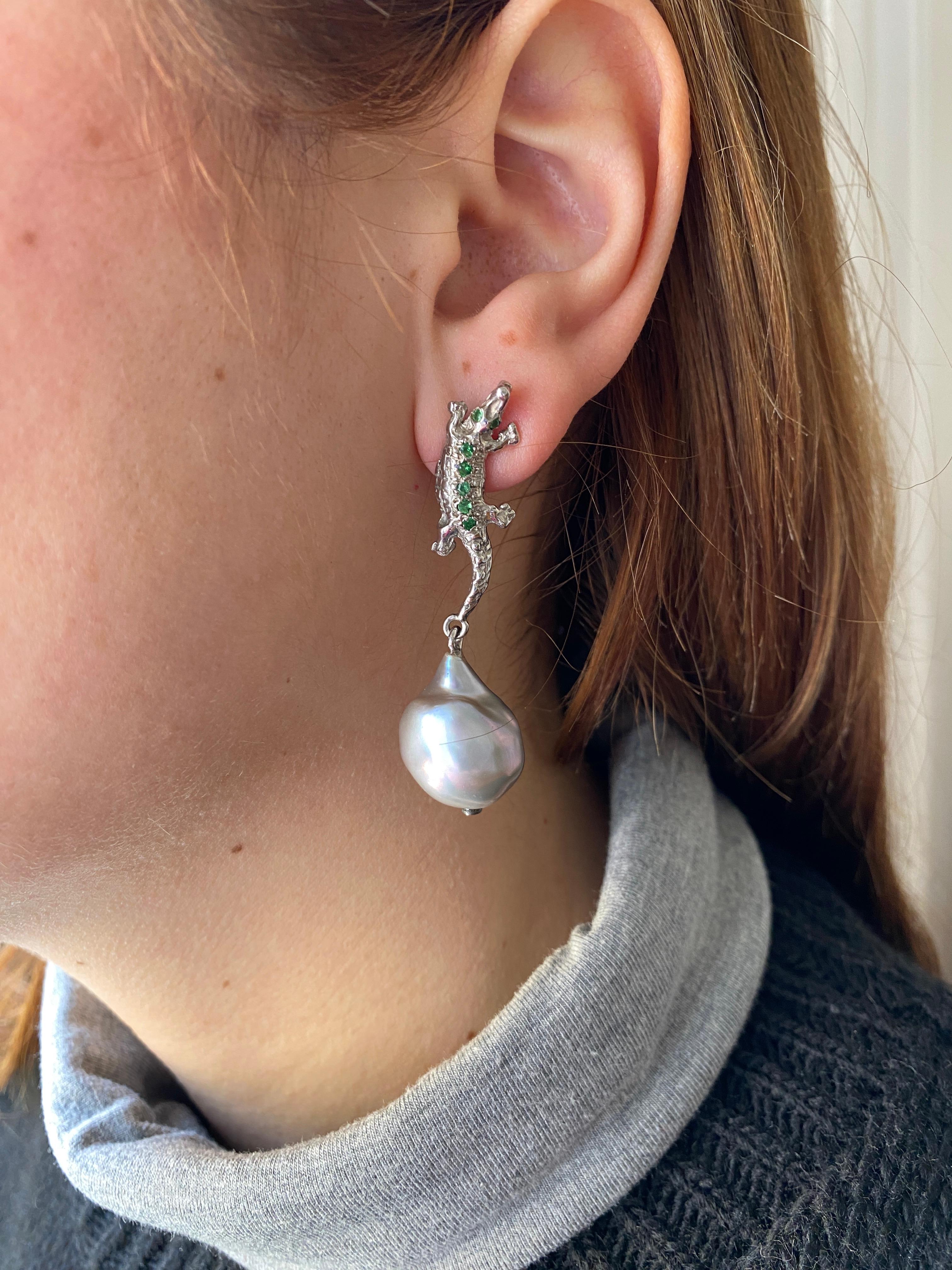 Boucles d'oreilles Alligator Rossella Ugolini L'élégance sauvage de la nature. Fabriquées à la main en argent blanc et en argent bruni, sur chaque lobe, un design captivant se déploie - un alligator face vers le haut en argent blanc rodium, l'autre