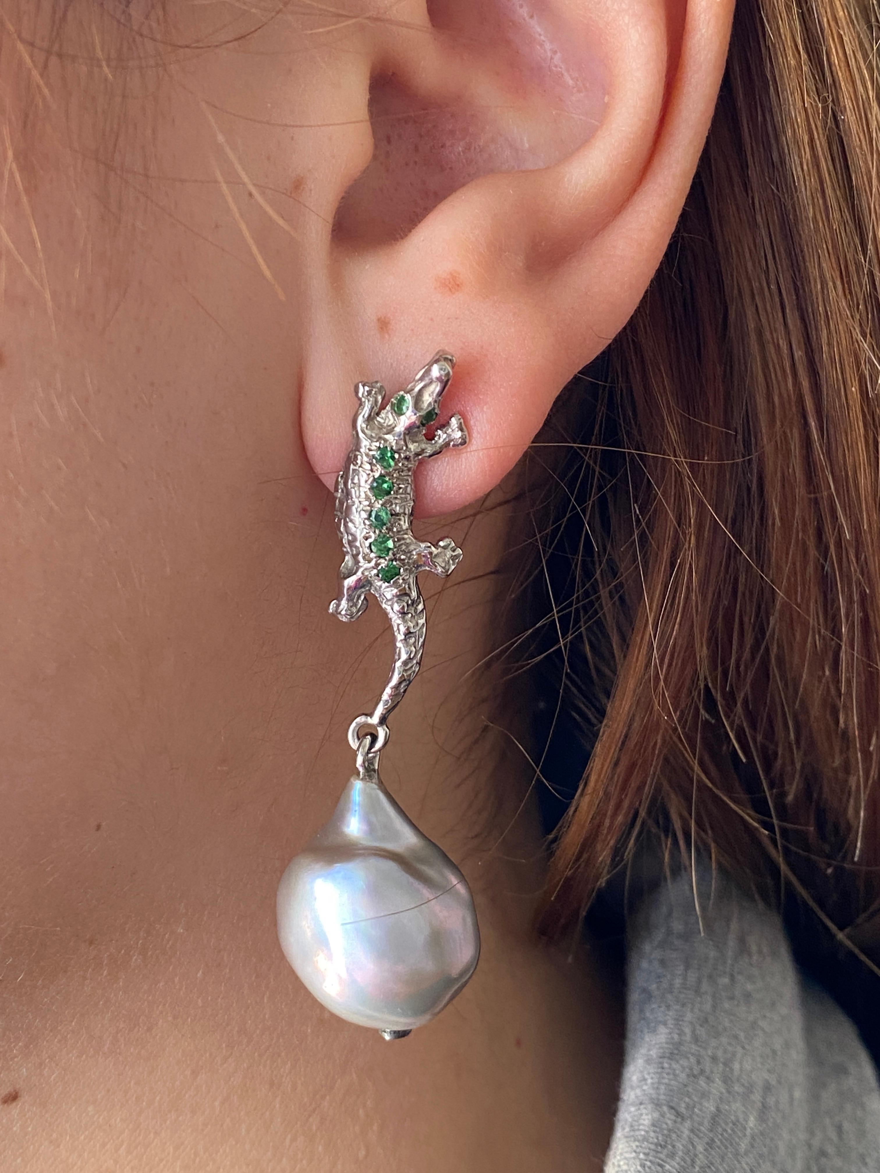 Taille brillant Rossella Ugolini, boucles d'oreilles baroques en alligator vert, tsavorite et diamants en vente