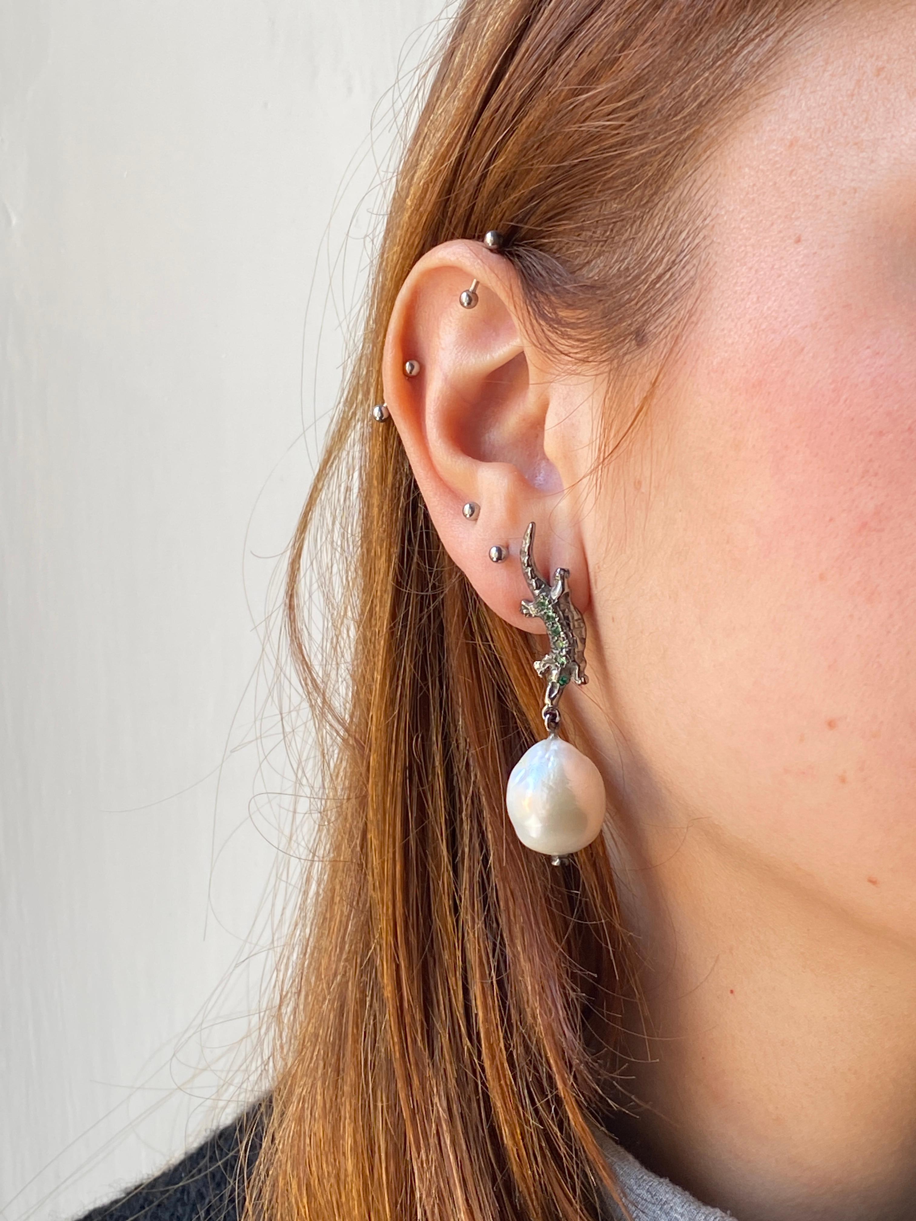 Rossella Ugolini, boucles d'oreilles baroques en alligator vert, tsavorite et diamants Unisexe en vente