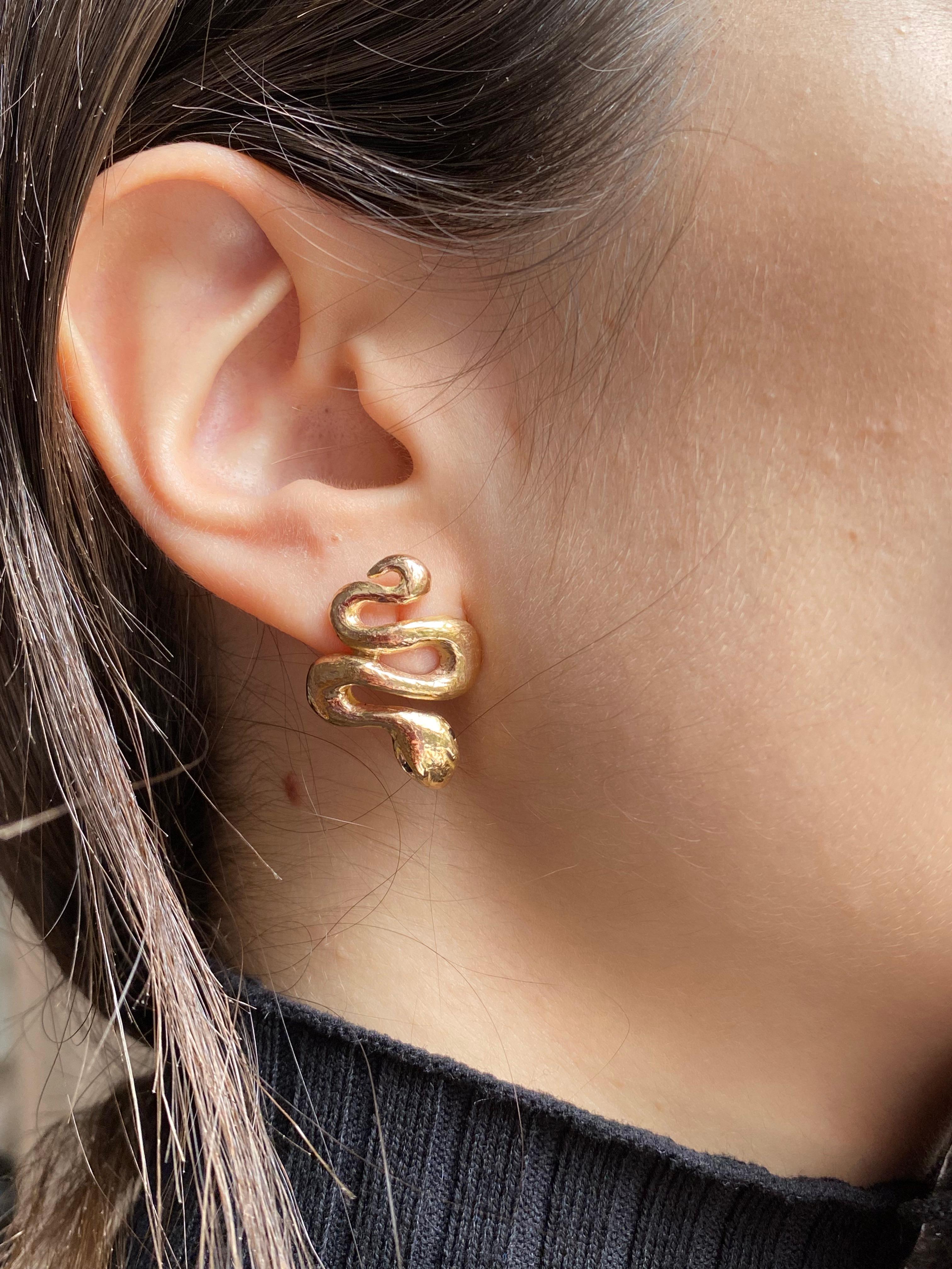 Rossella Ugolini Orecchini con diamanti in oro giallo martellato 18 carati realizzati a mano in vendita 5