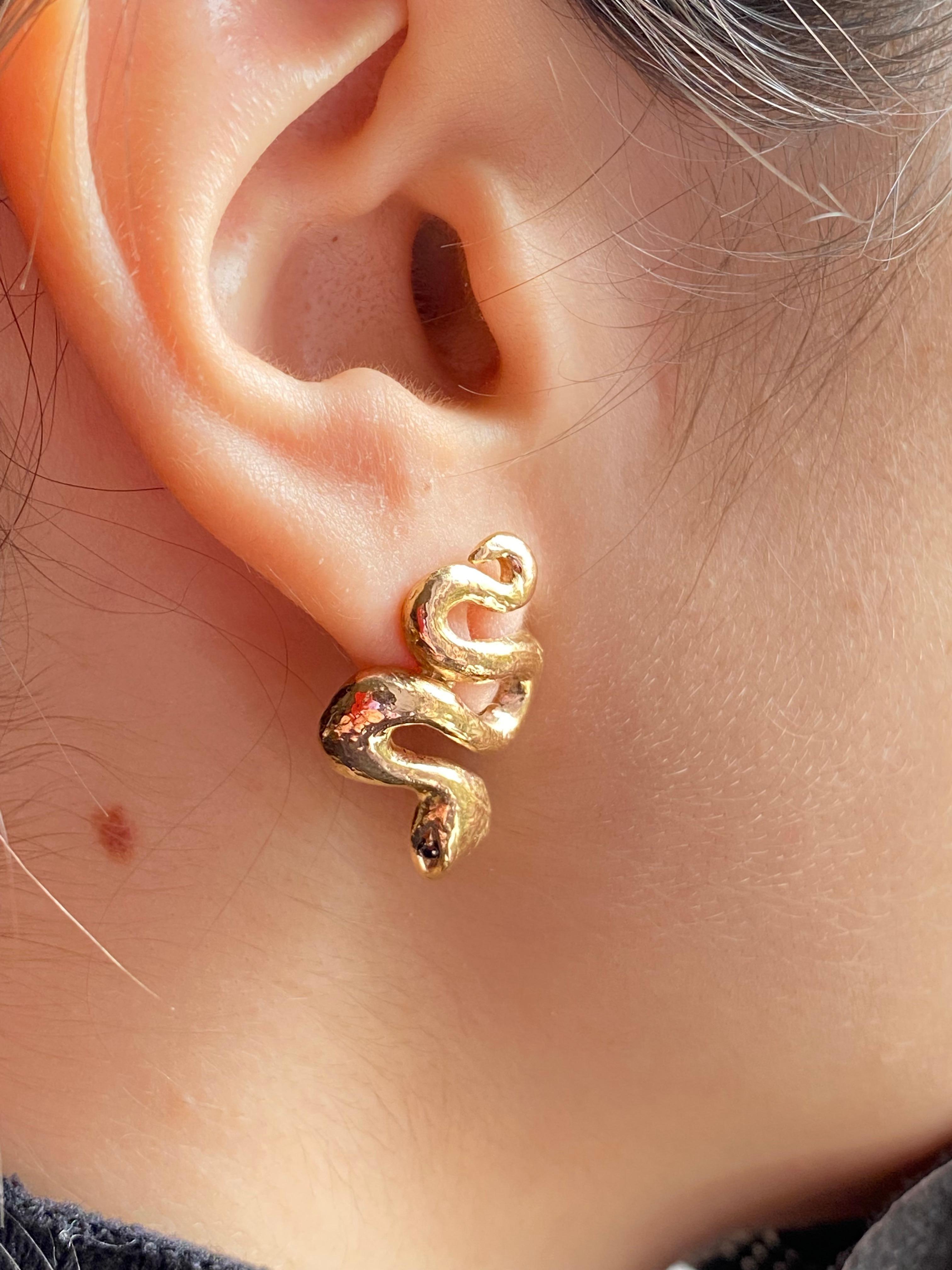 Rossella Ugolini Orecchini con diamanti in oro giallo martellato 18 carati realizzati a mano in vendita 7