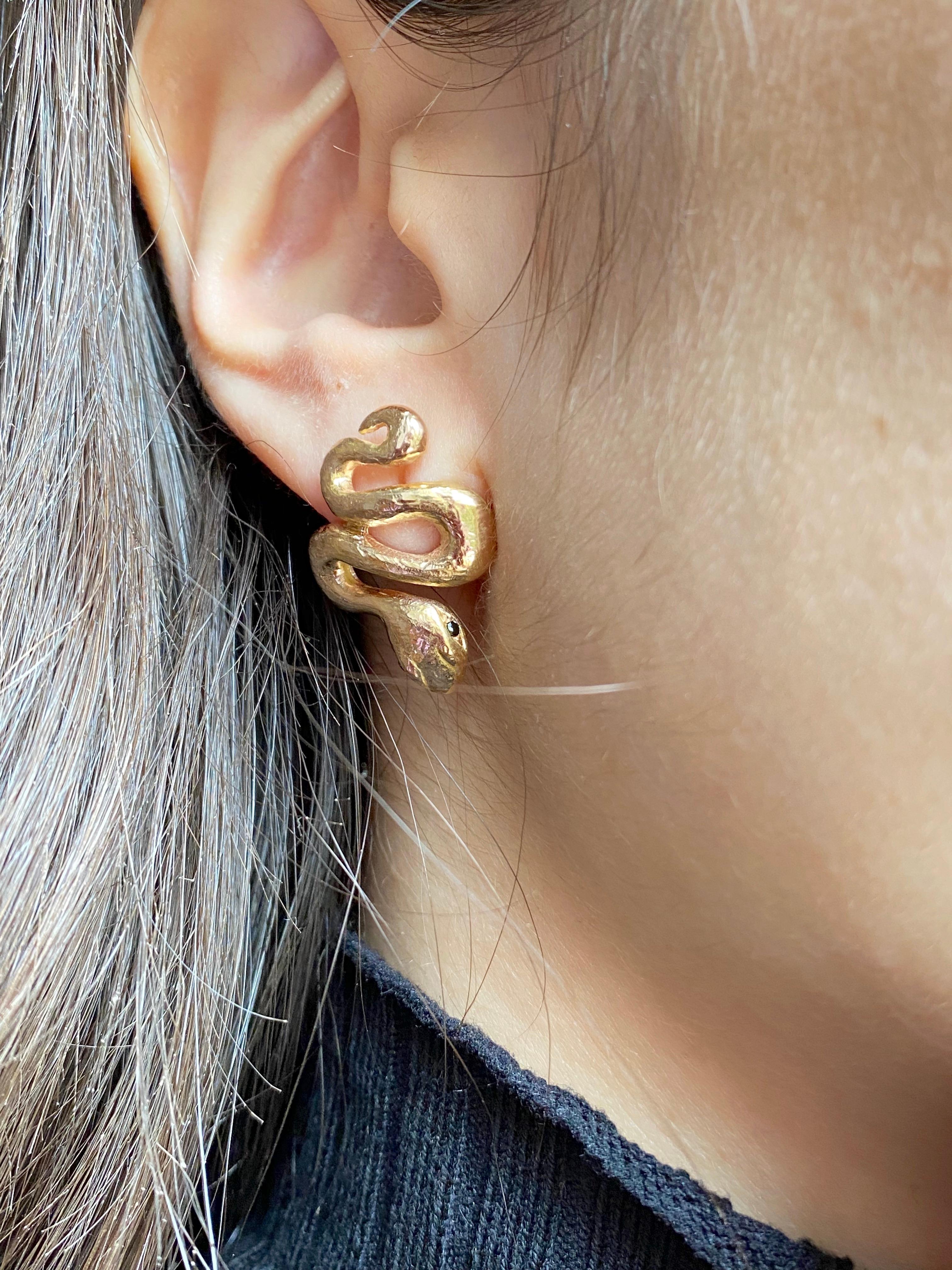 Rossella Ugolini Orecchini con diamanti in oro giallo martellato 18 carati realizzati a mano in vendita 9