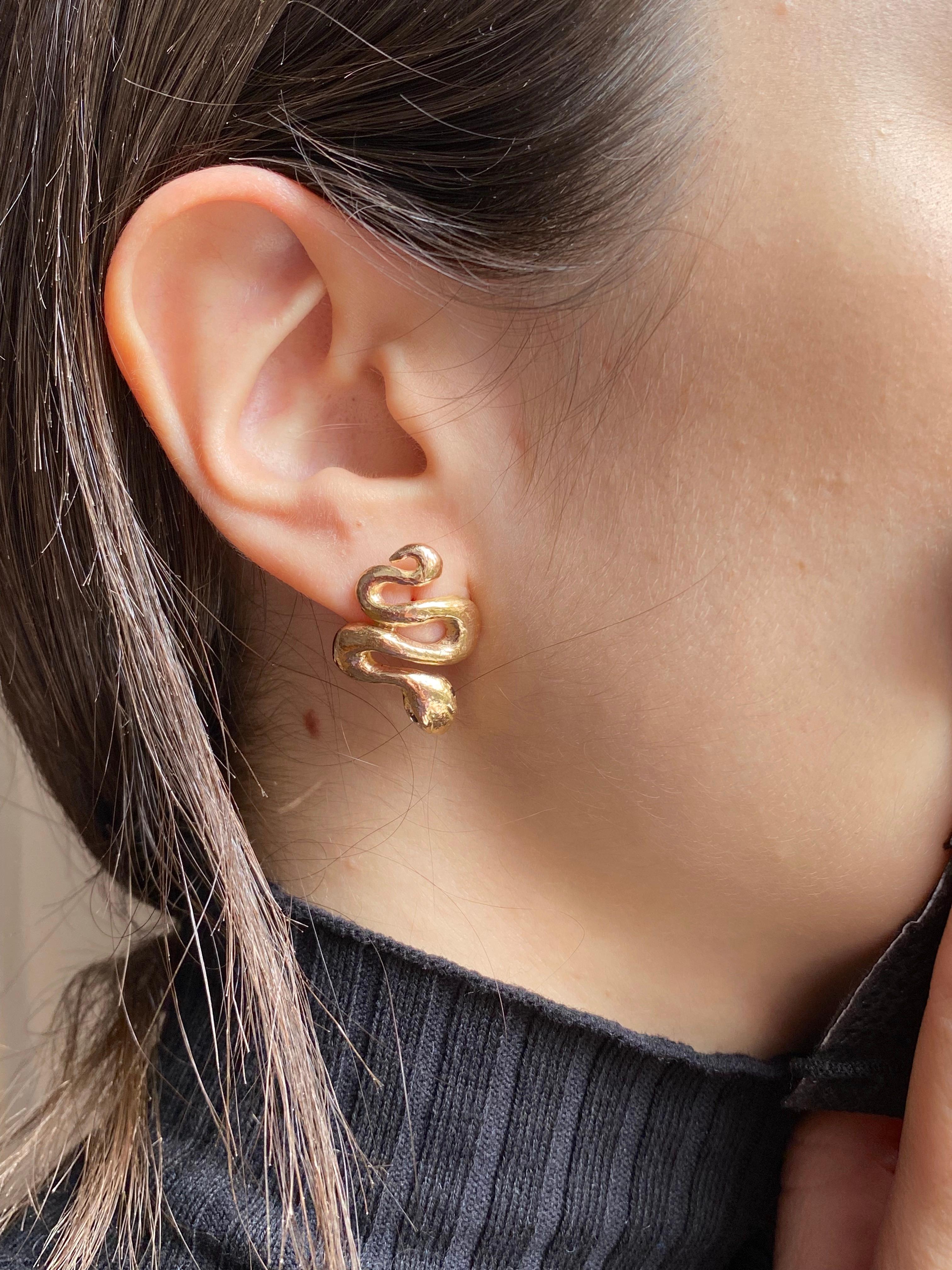 Ti presentiamo la Collection'S di Rossella Ugolini: Orecchini a perno in oro giallo martellato 18 carati realizzati a mano e impreziositi da diamanti neri da 0,04 carati.

 Un bellissimo paio di orecchini a perno apertamente ispirati all'antica