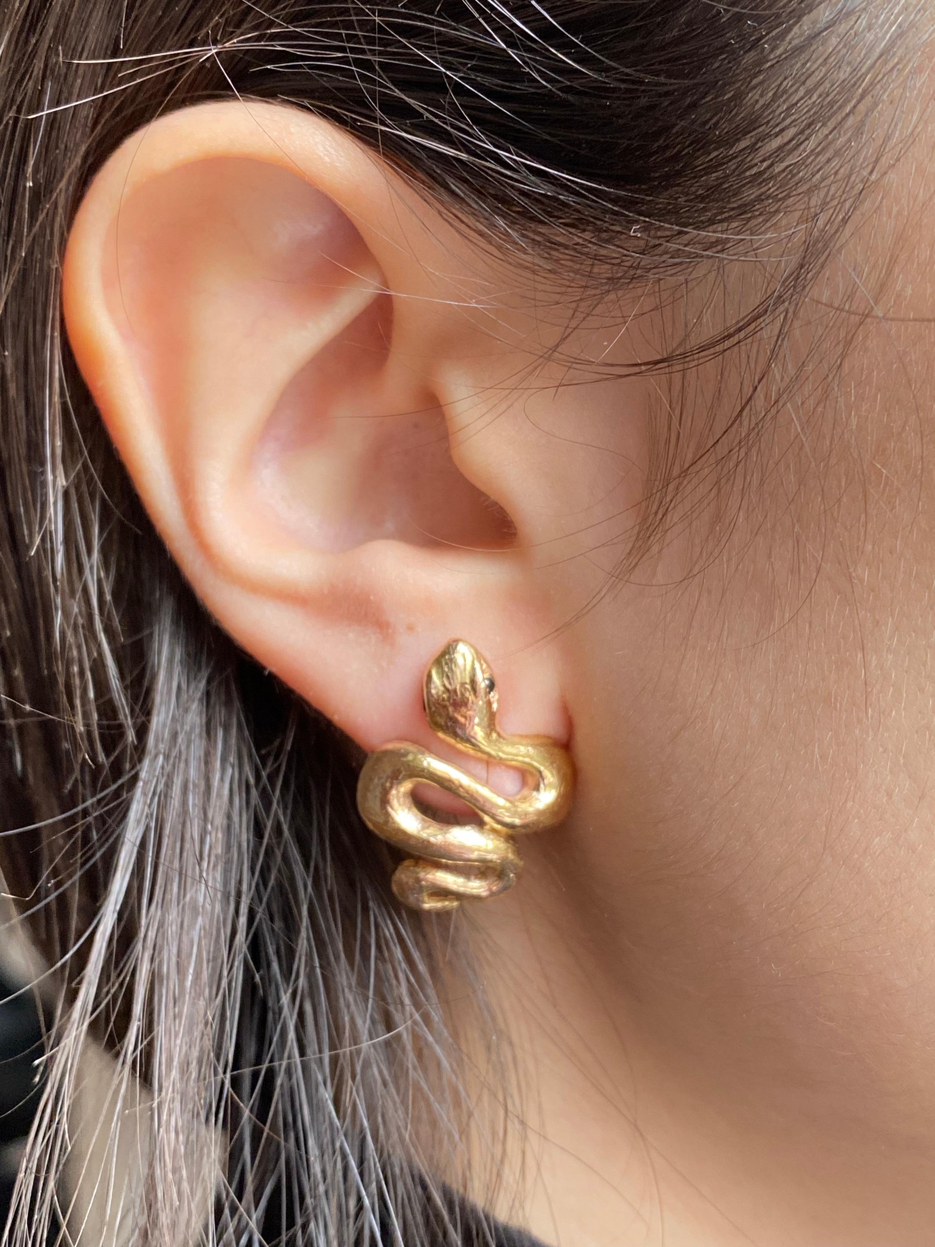 Rossella Ugolini Orecchini con diamanti in oro giallo martellato 18 carati realizzati a mano in vendita 14