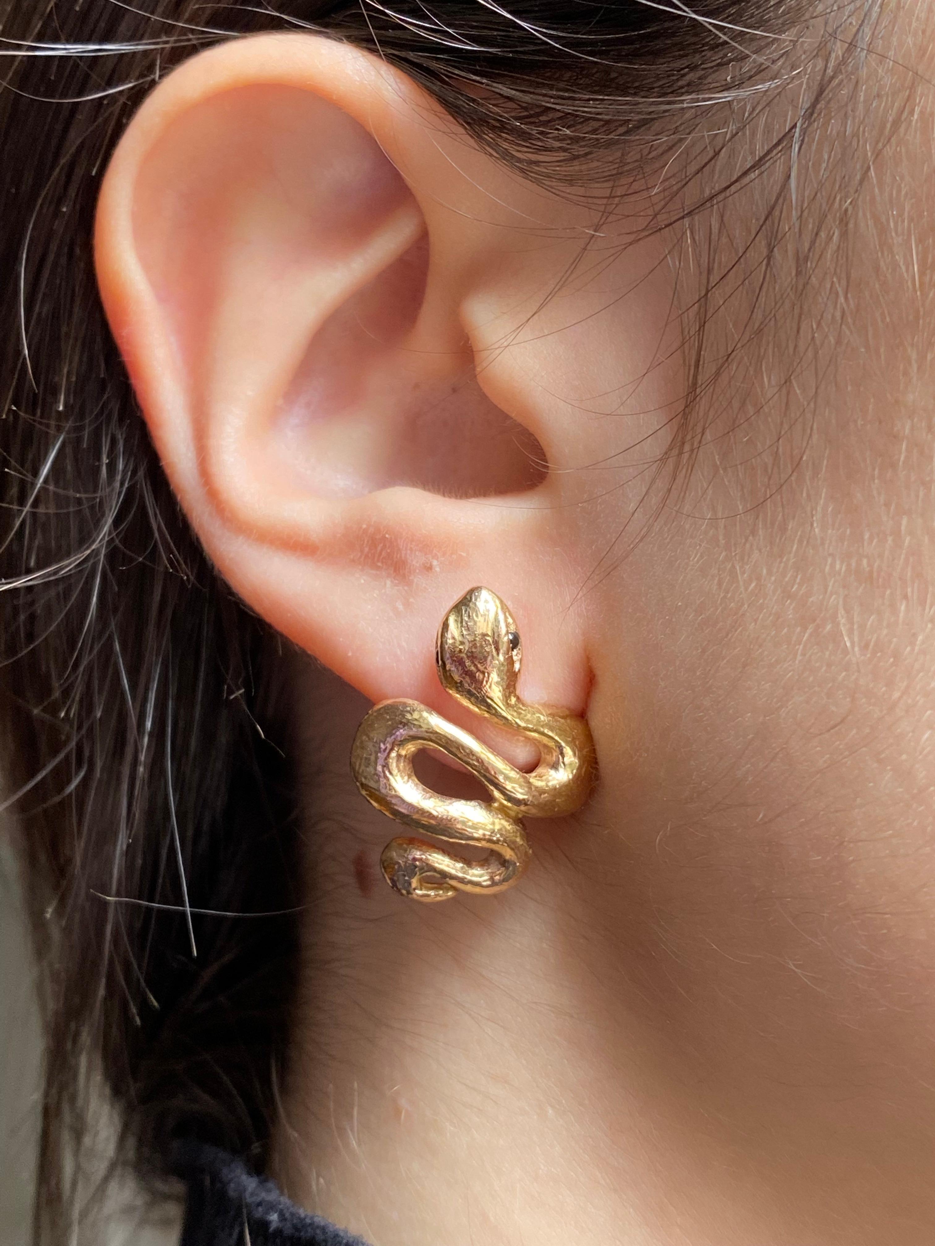 Neoetrusco Rossella Ugolini Orecchini con diamanti in oro giallo martellato 18 carati realizzati a mano in vendita