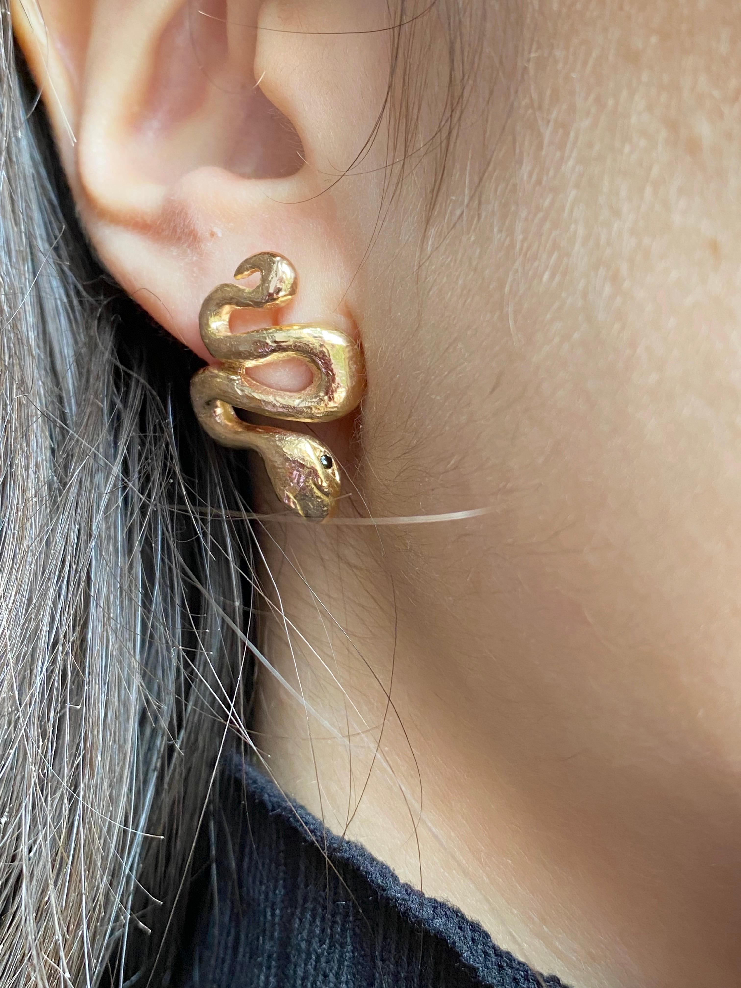 Rossella Ugolini Orecchini con diamanti in oro giallo martellato 18 carati realizzati a mano in vendita 3