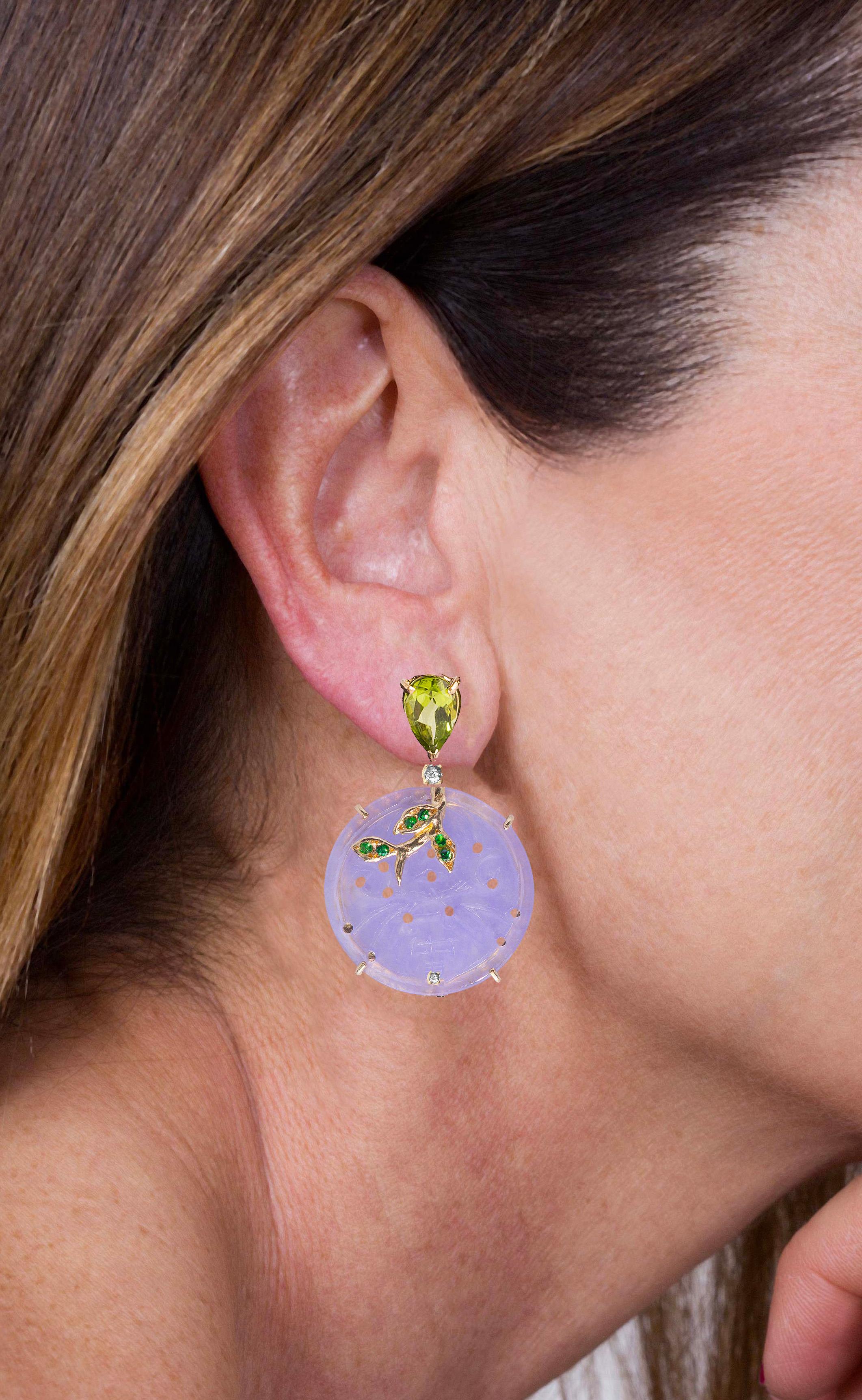 Boucles d'oreilles en édition limitée Rossella Ugolini péridot en or jaune 18 carats 0,20 ct de diamants blancs. Fabriquée à la main en Italie, chaque paire est une pièce unique.
Le point focal de ces boucles d'oreilles est un péridot taillé en