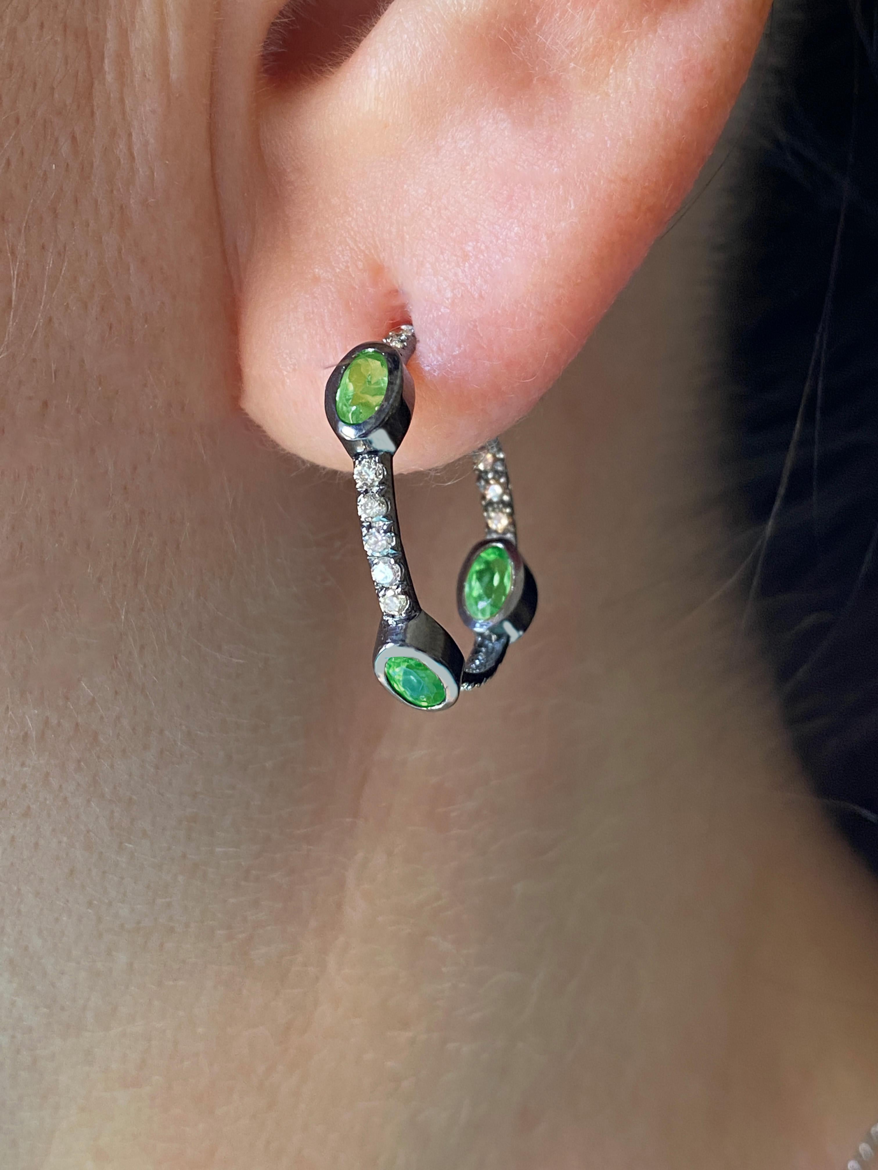 Elevate your style with the exquisite Rossella Ugolini Peridot and Diamond Hoop Earrings, a harmonious blend of elegance and modernity, meticulously handcrafted in Italy.

These unisex hoop earrings, with a 2 cm diameter, are a symphony of Peridot