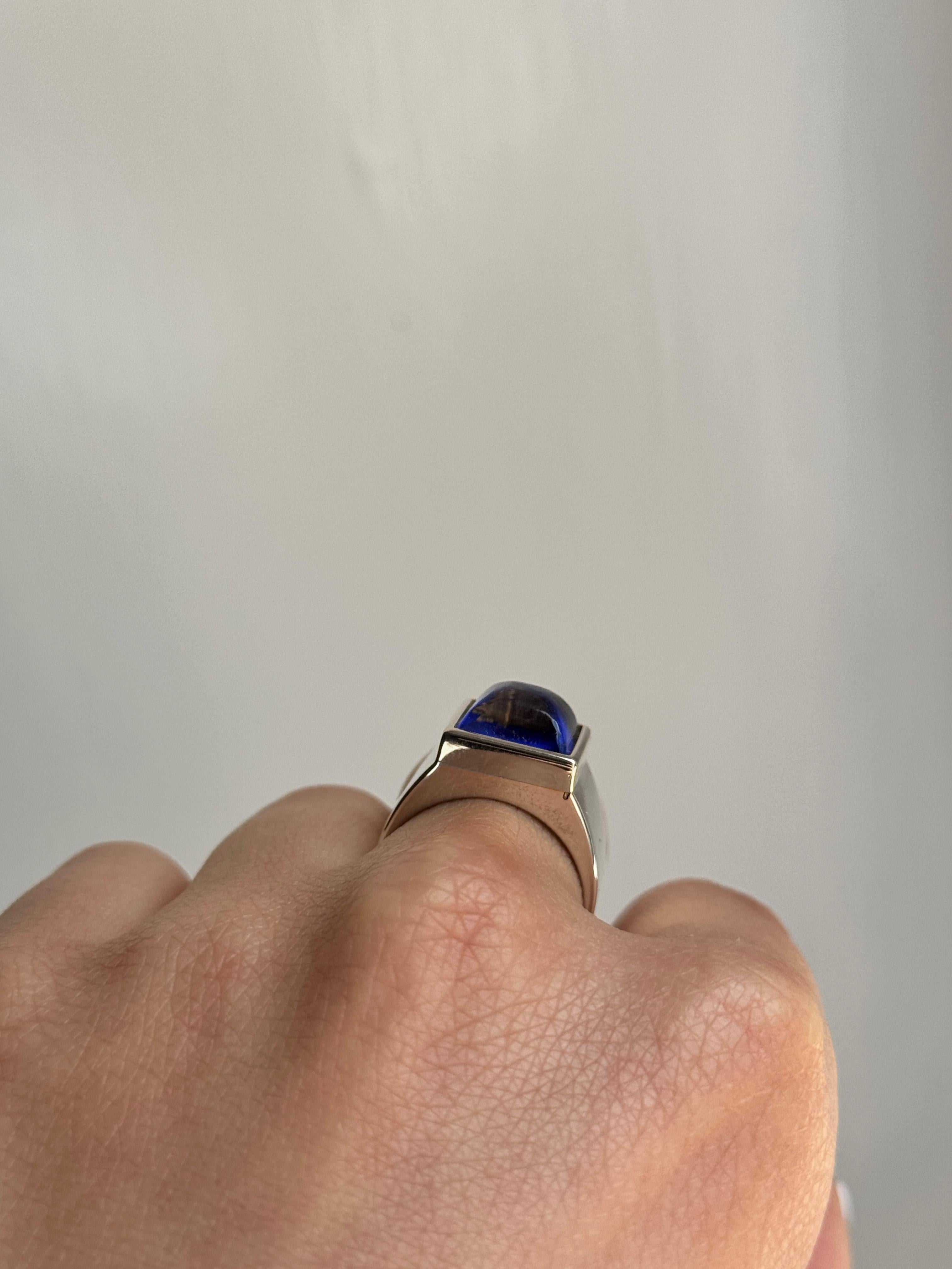 Rossella Ugolini Platinum Sugarloaf Cabochon Lapis Lazuli Man Signet Ring In New Condition For Sale In Rome, IT