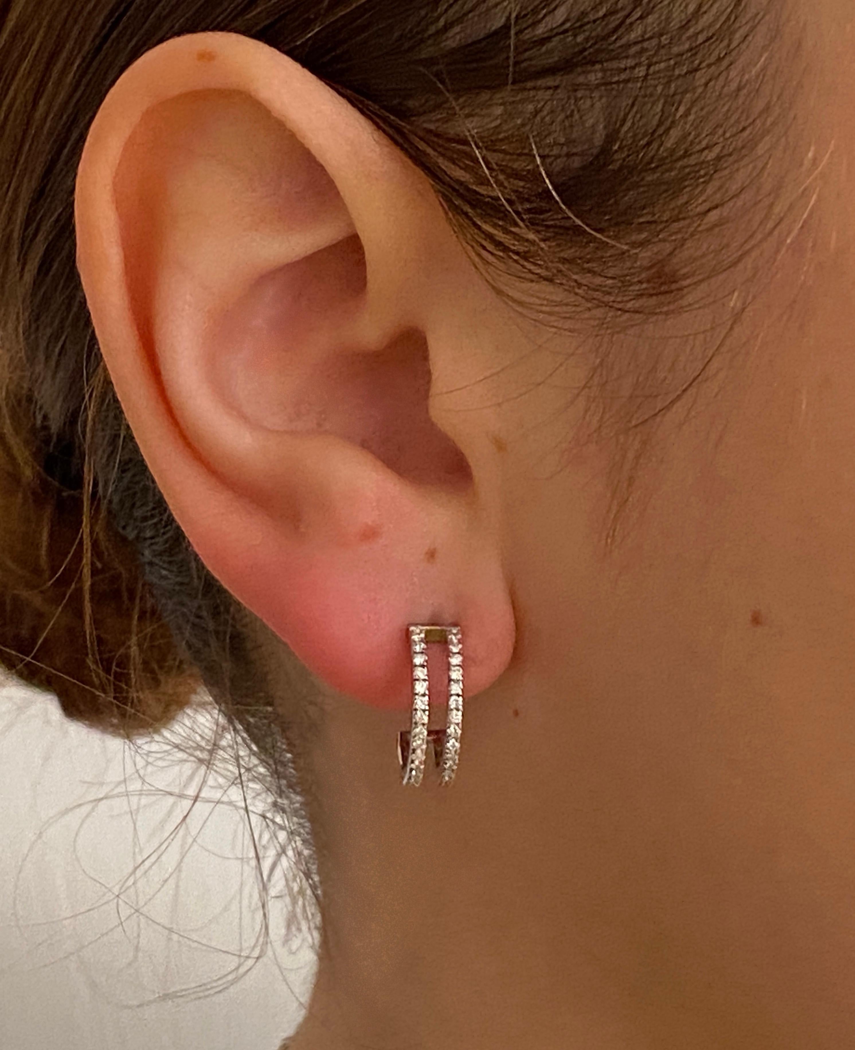 Rossella Ugolini präsentiert diese exquisiten Ohrringe, die in Italien in sorgfältiger Handarbeit aus Platin gefertigt und mit strahlenden weißen Diamanten von 0,80 Karat verziert wurden. Diese atemberaubenden Ohrringe bestehen aus zwei parallelen