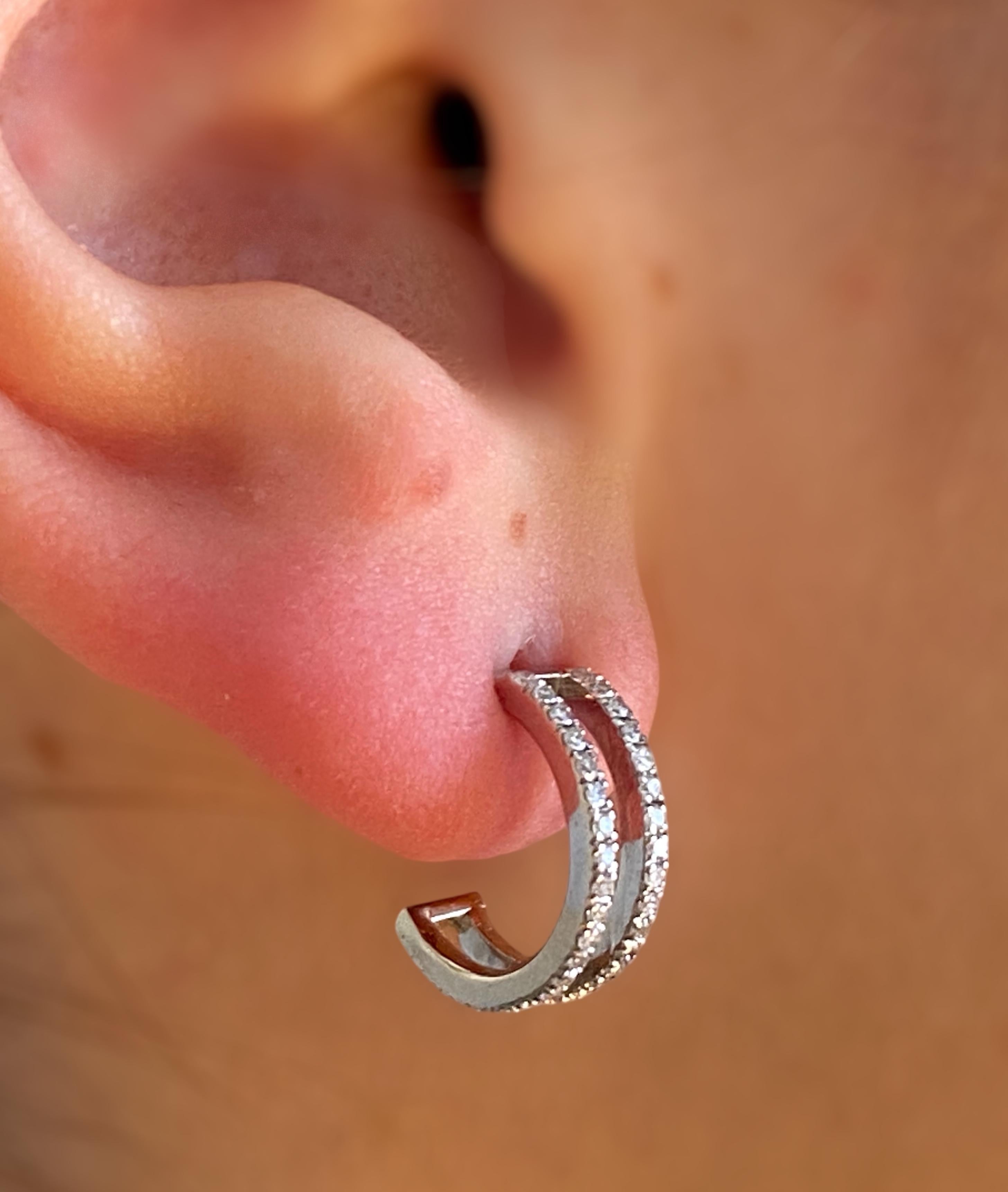 Rossella Ugolini, clous d'oreilles italiens fabriqués à la main, en platine et diamants blancs Neuf - En vente à Rome, IT