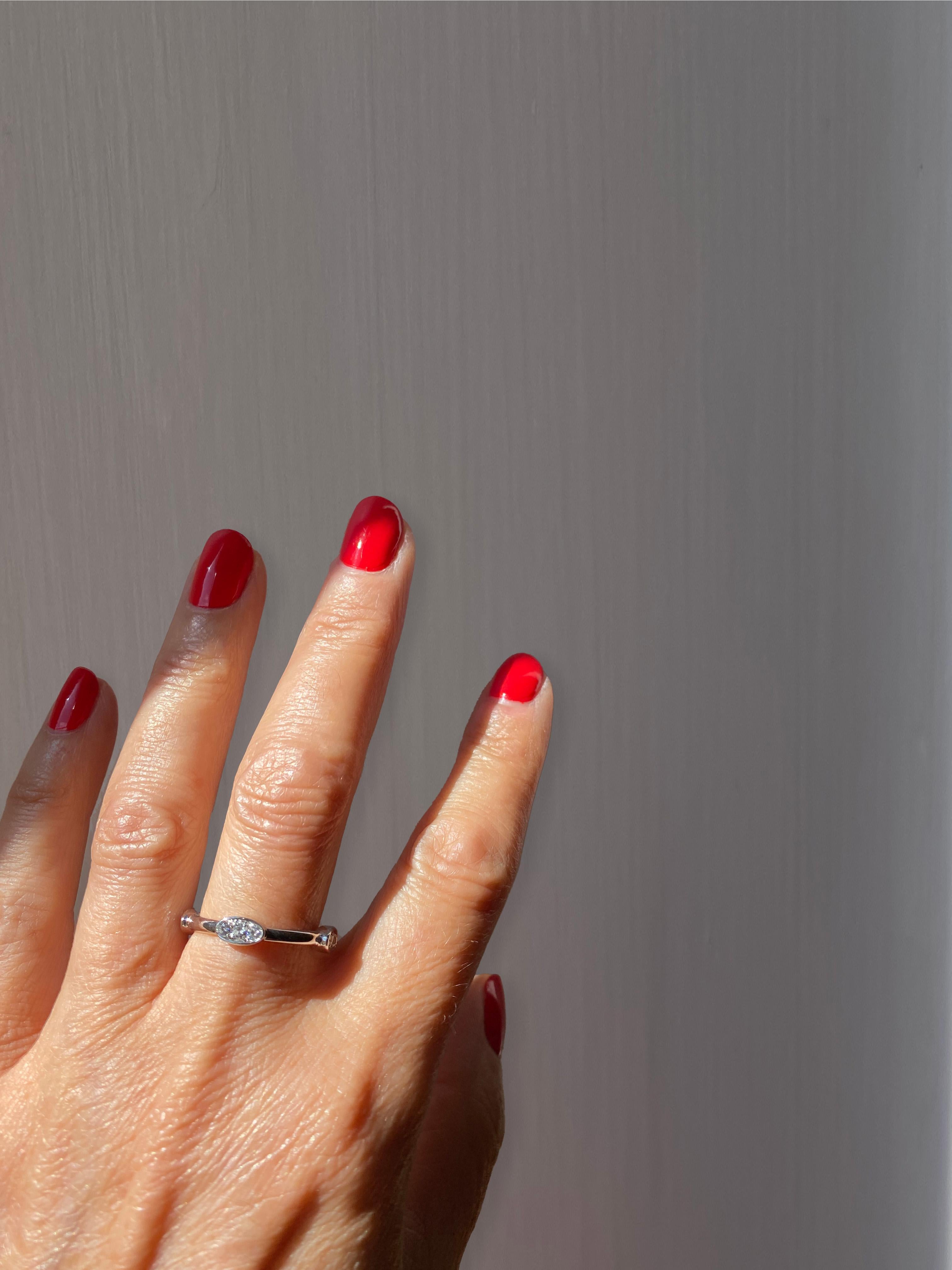 Rossella Ugolini présente une étonnante alliance en platine ornée de diamants, conçue pour captiver par son allure élégante et son attrait intemporel.

Fabriquée avec précision, cette bague présente 12 diamants éblouissants pour un total de 0,36