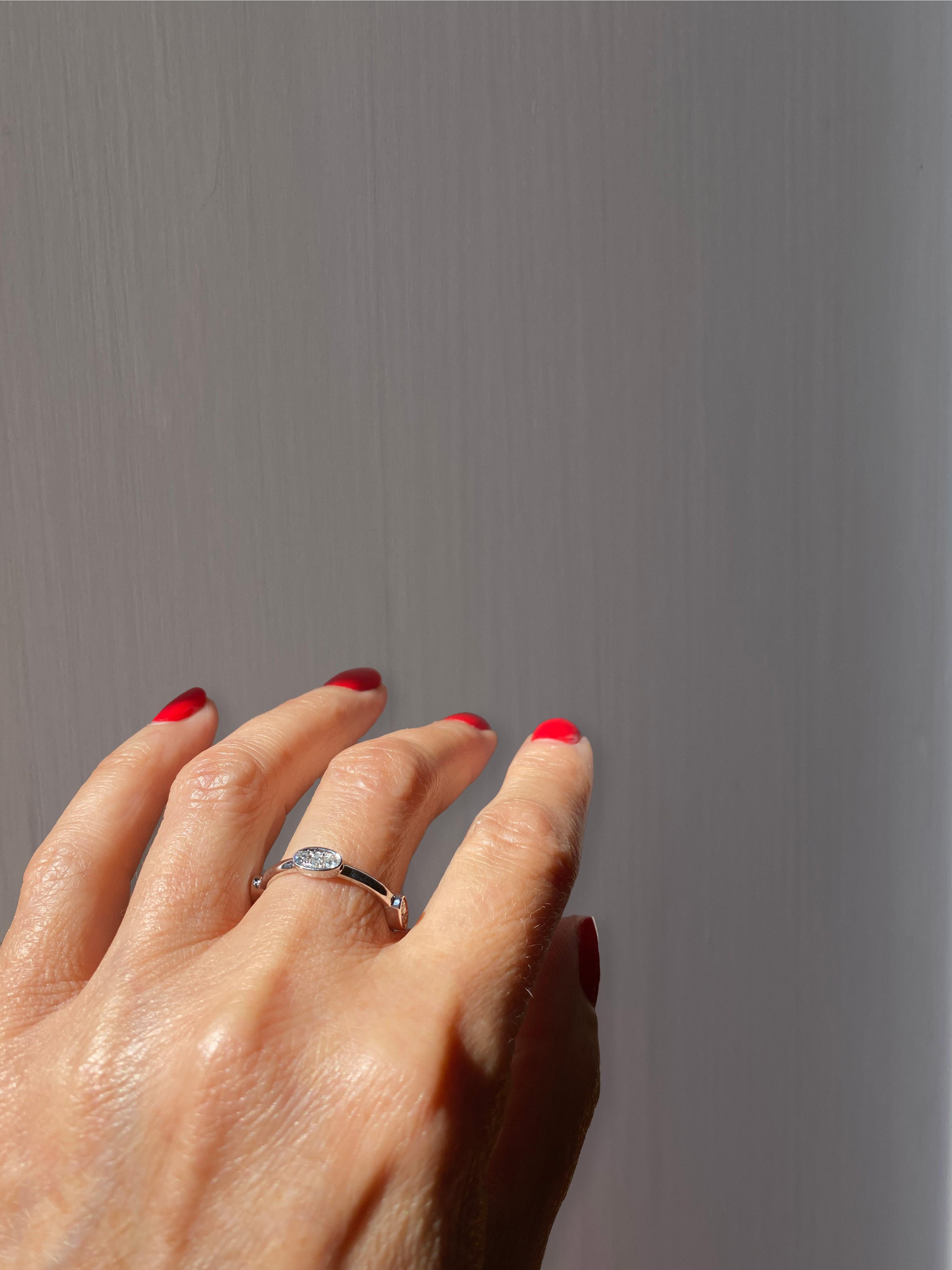 Rossella Ugolini Bague de fiançailles unisexe en platine avec diamants blancs Infinity Unisexe en vente
