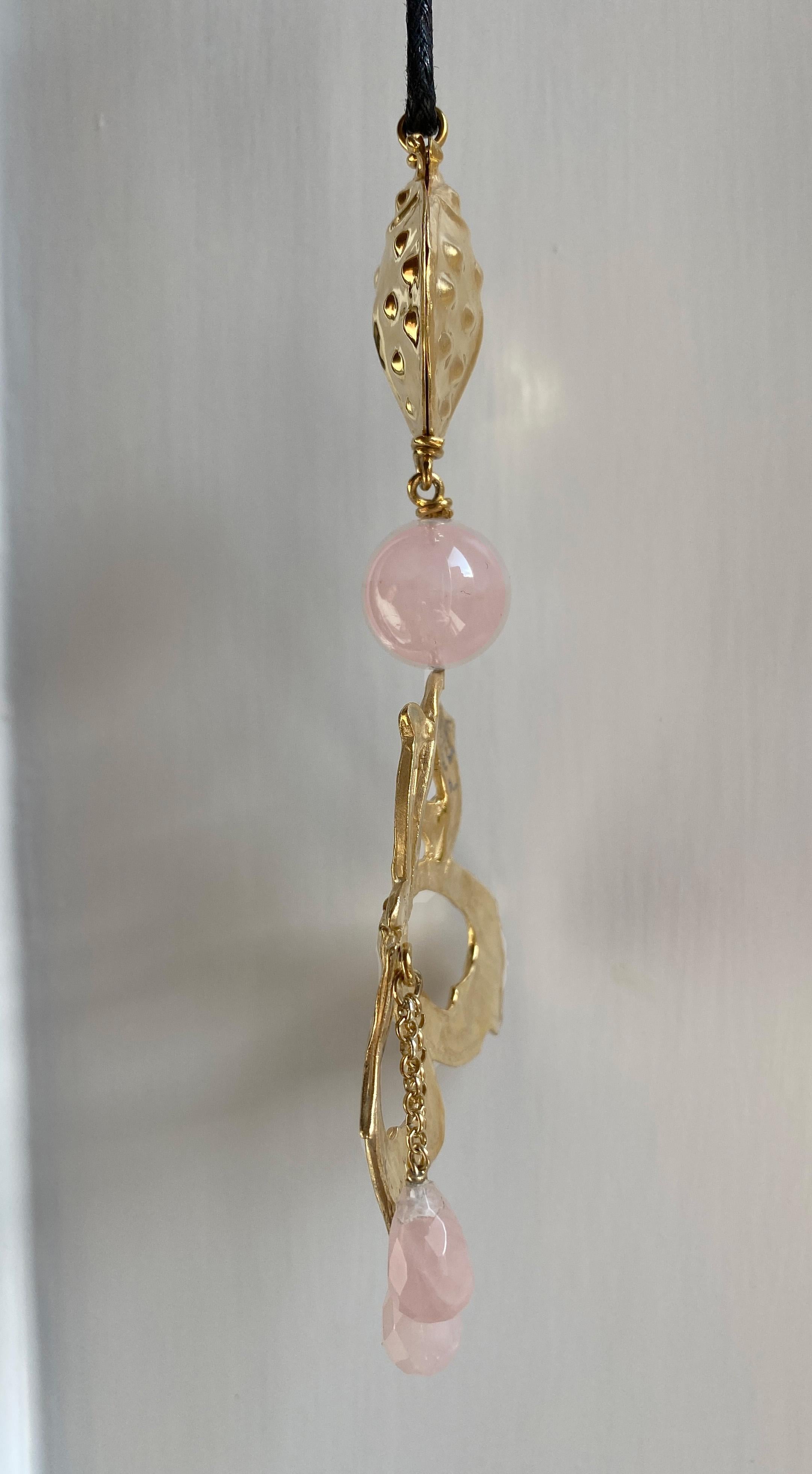 Rossella Ugolini Collana con ciondolo unico in quarzo rosa con farfalla e coccinella in vendita 4