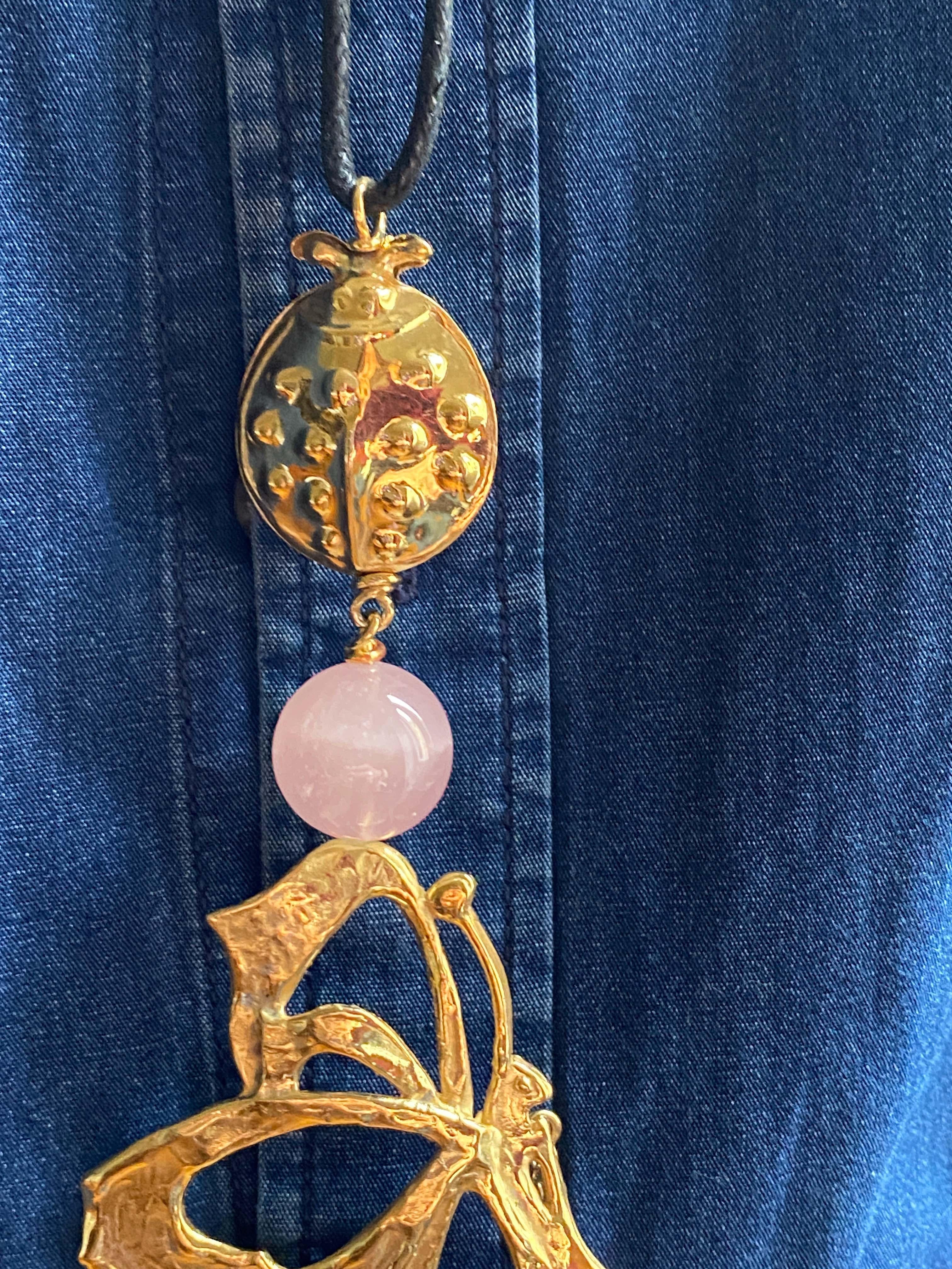 Rossella Ugolini Collana con ciondolo unico in quarzo rosa con farfalla e coccinella in vendita 6
