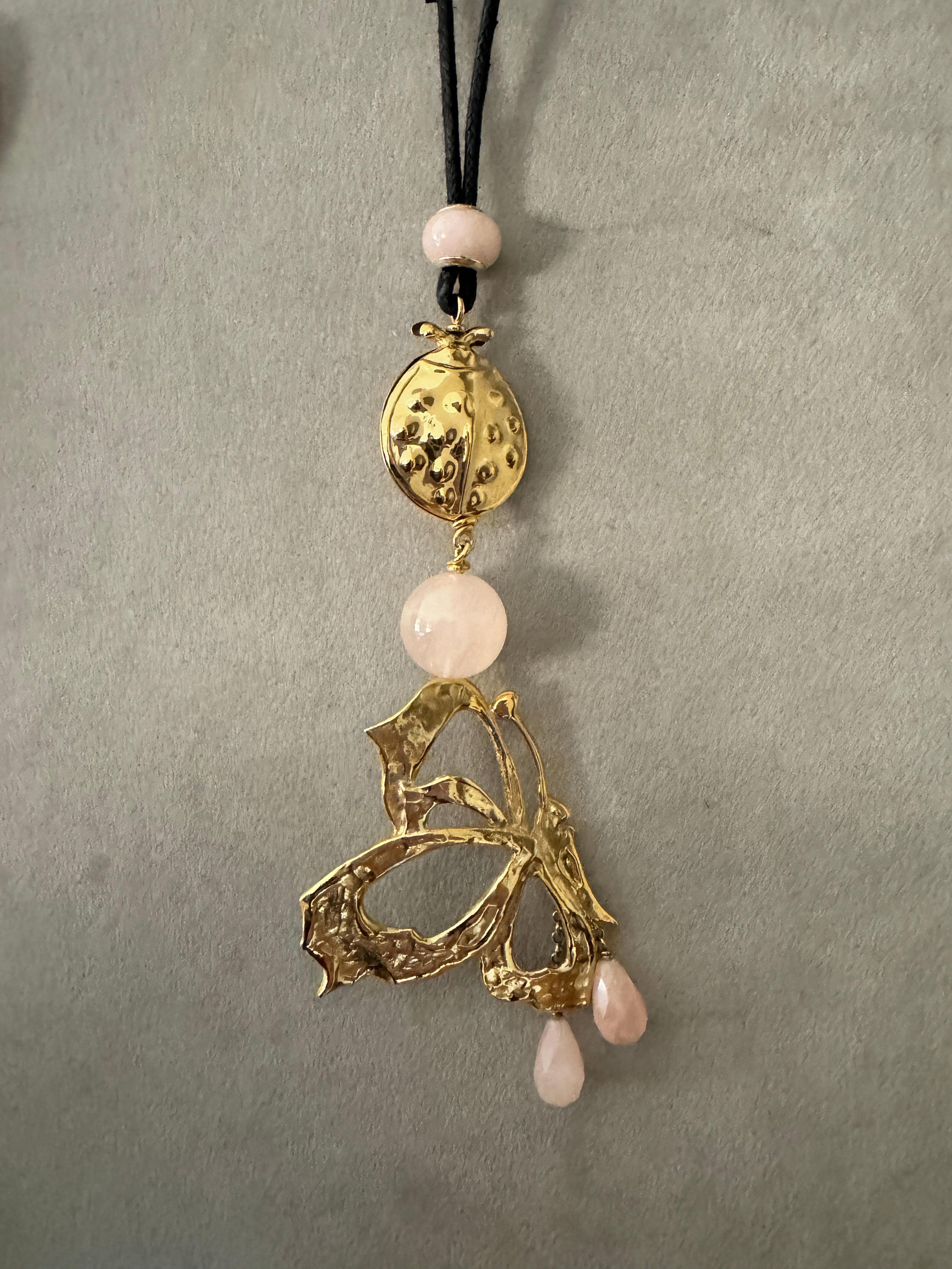 Taglio briolette Rossella Ugolini Collana con ciondolo unico in quarzo rosa con farfalla e coccinella in vendita
