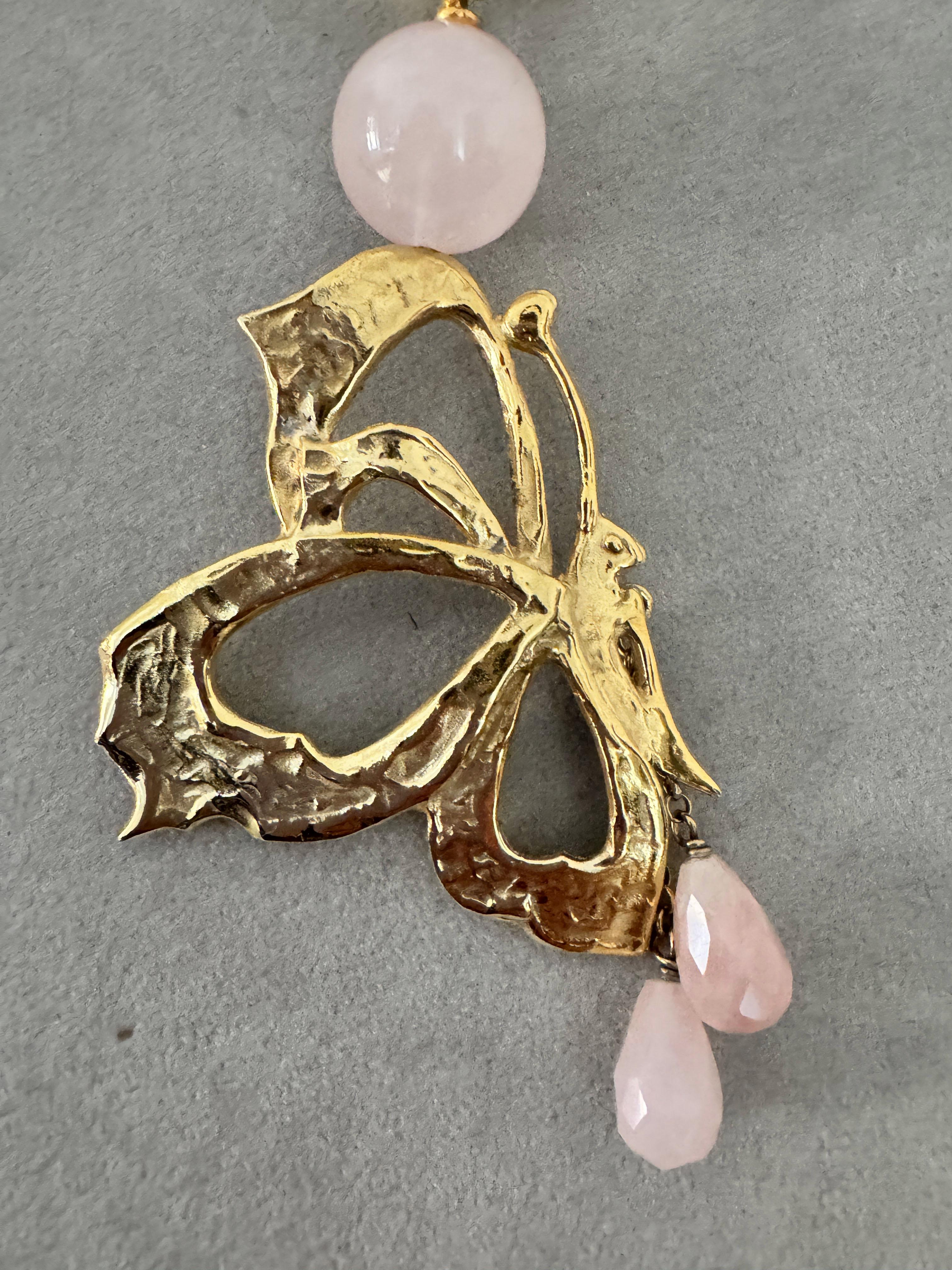 Donna Rossella Ugolini Collana con ciondolo unico in quarzo rosa con farfalla e coccinella in vendita