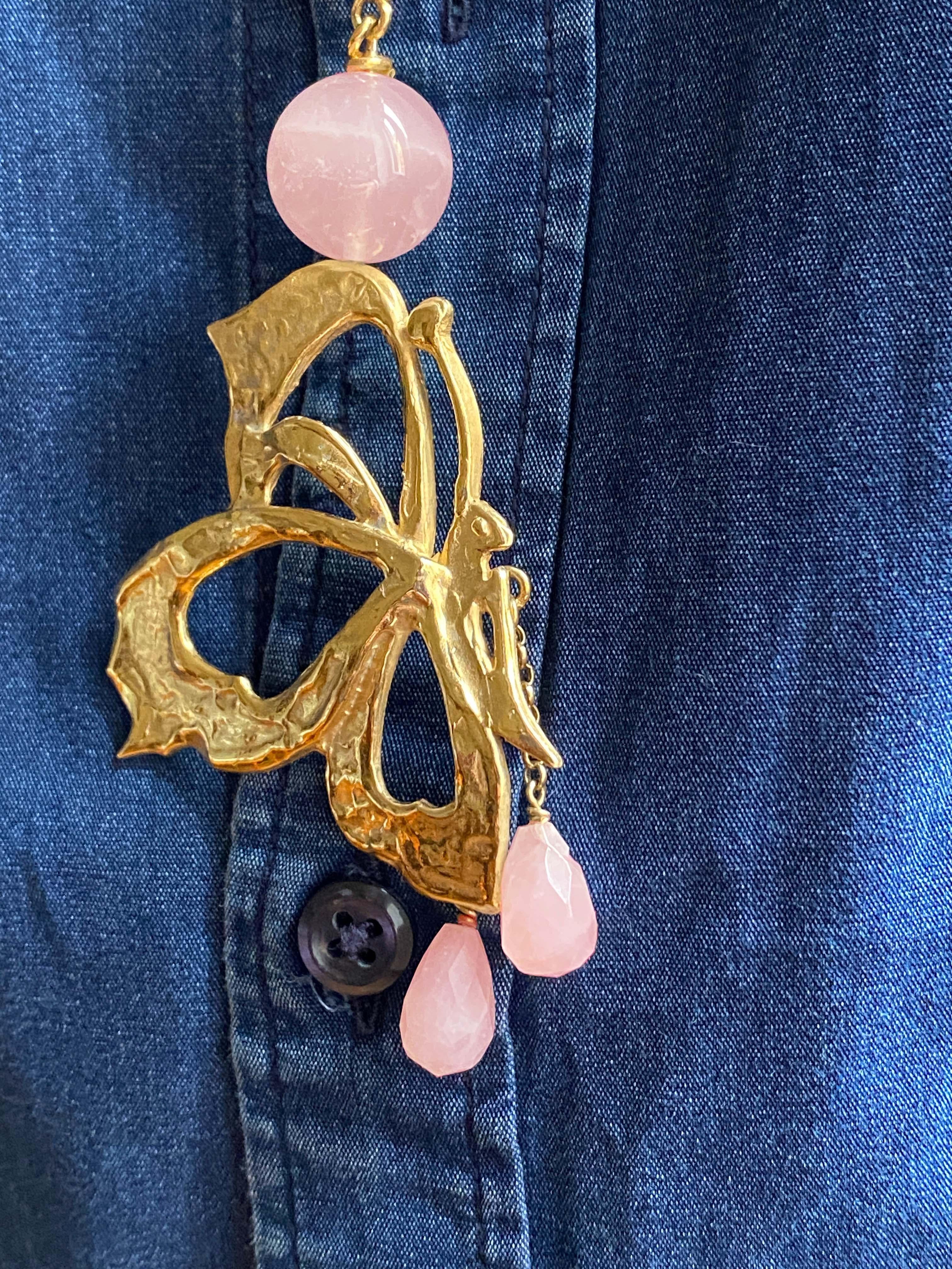 Rossella Ugolini Collana con ciondolo unico in quarzo rosa con farfalla e coccinella in vendita 2
