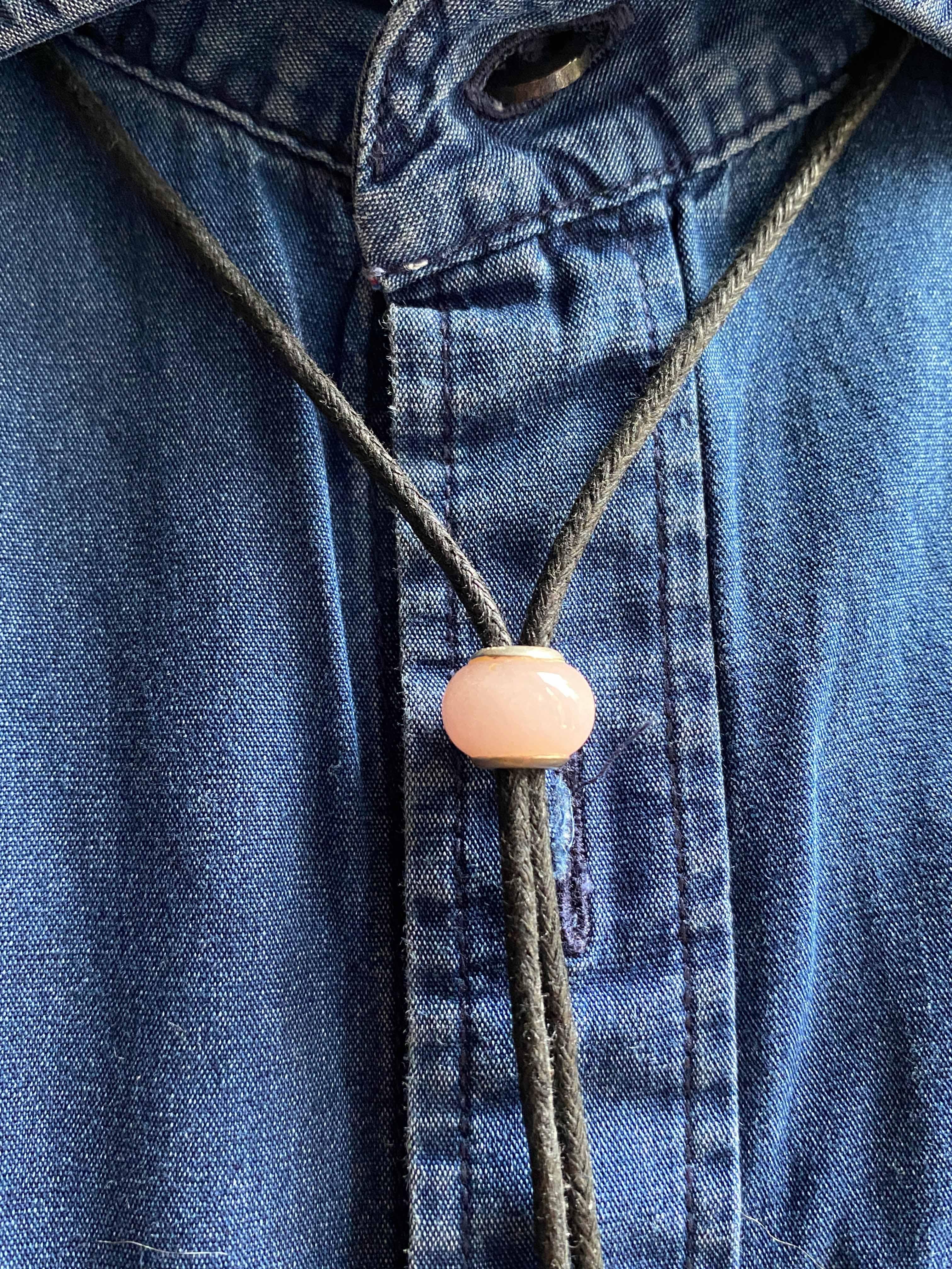 Taille briolette Rossella Ugolini, collier cravate unique papillon Texan Bolo en quartz rose en vente