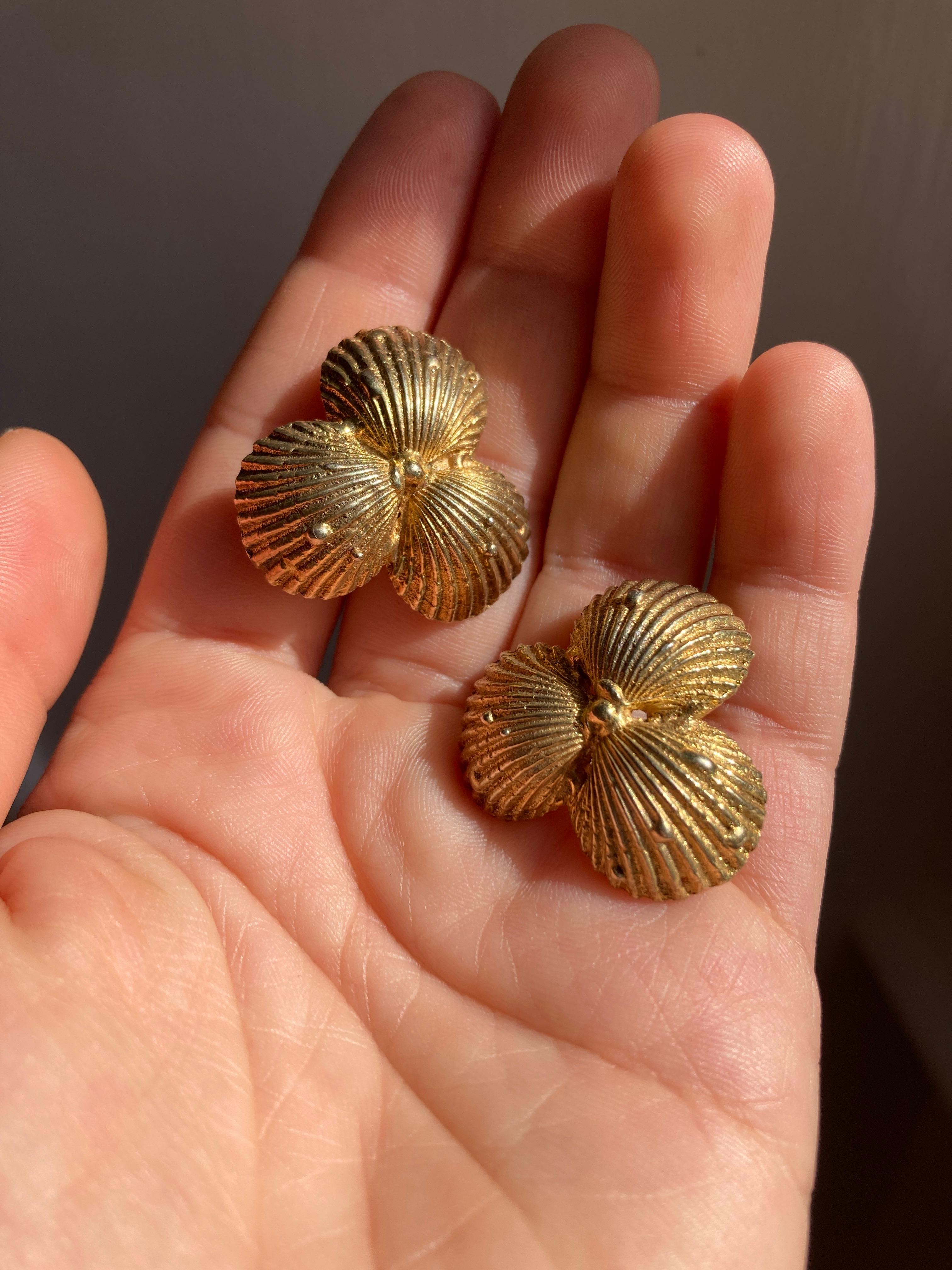Rossella Ugolini Shell Stud Earrings 14k Yellow Gold  In New Condition For Sale In Rome, IT