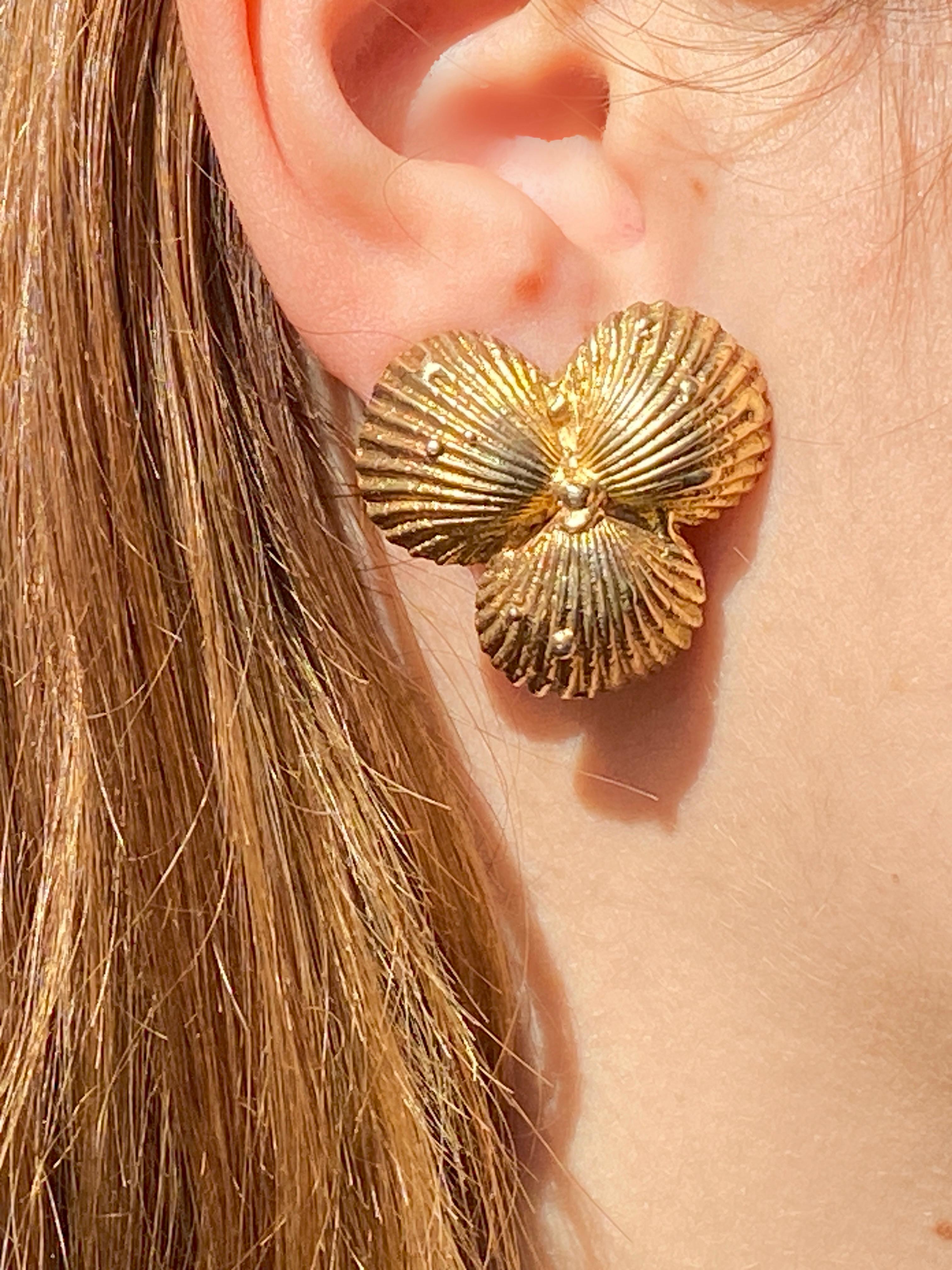 Women's or Men's Rossella Ugolini Shell Stud Earrings 14k Yellow Gold  For Sale