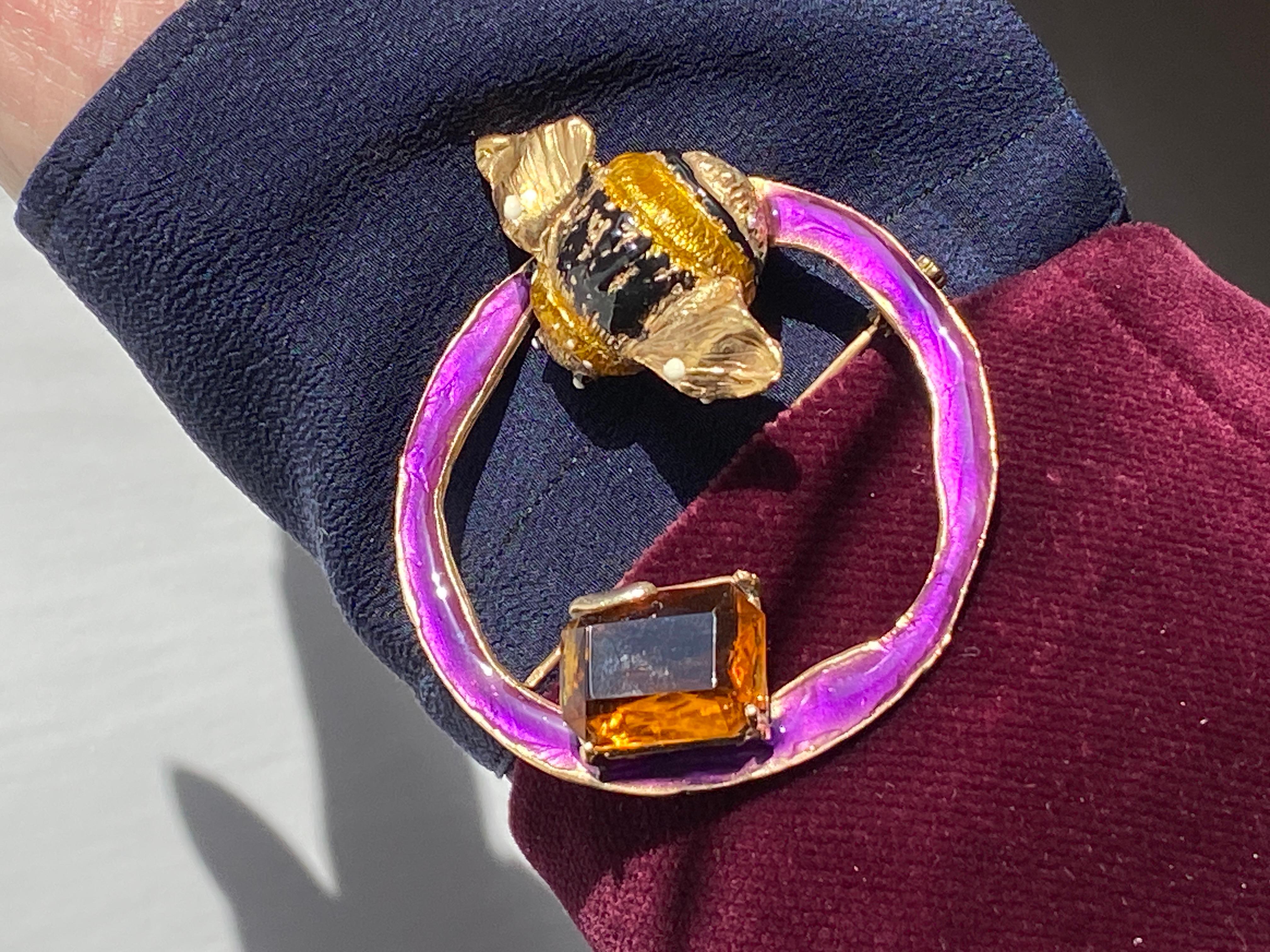Rossella Ugolini's handcrafted brooch, suitable for both men and women, is made in Italy from silver sterling and bronze, gold-plated with 24k gold, featuring an emerald-cut citrine. This round brooch, with a diameter of 2 inches (5 cm), depicts a