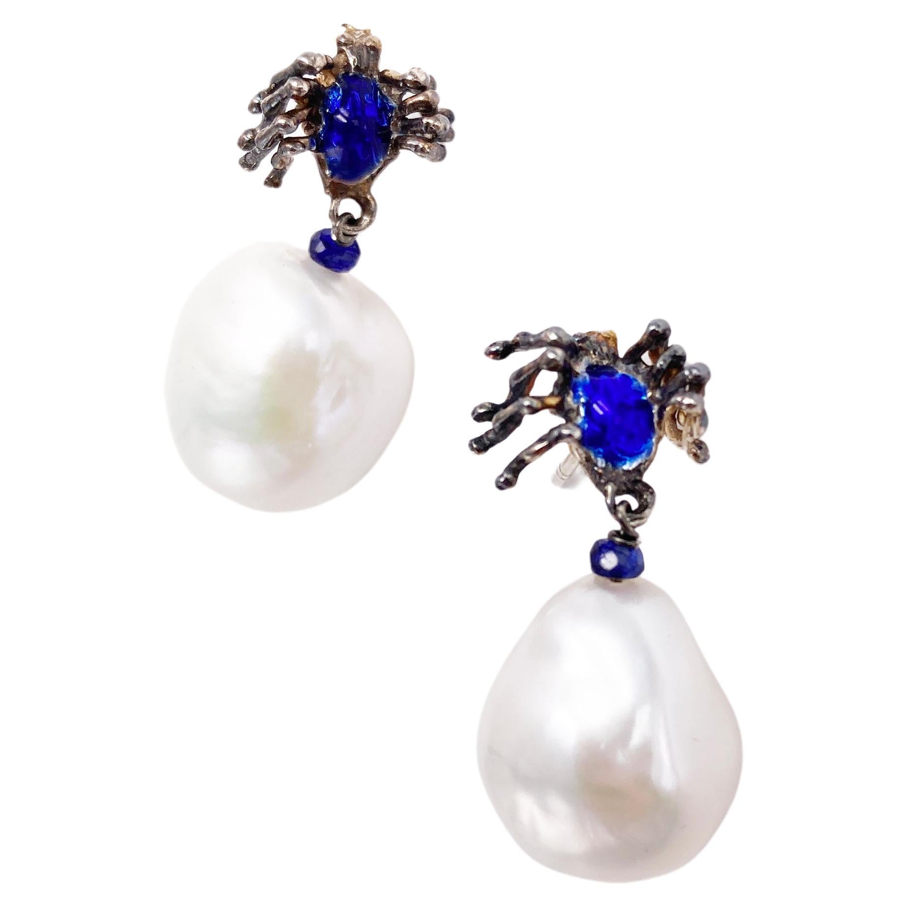 Handgefertigte Rossella Ugolini Ohrringe aus 18 Karat Gold mit blauer Emaille und Spinnen-Saphir-Perlen im Angebot