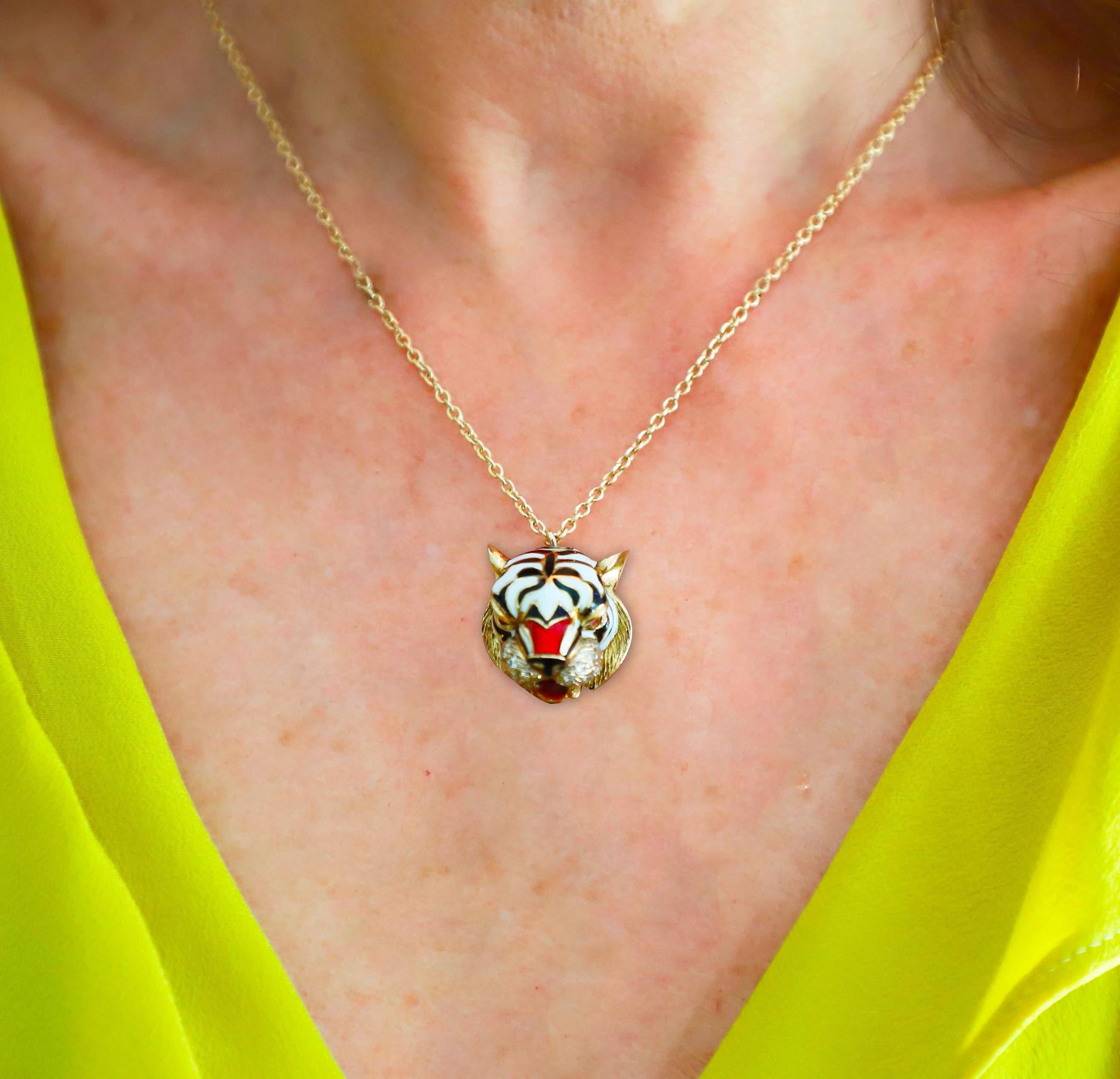 Élevez votre style avec le remarquable collier à pendentifs en forme de tigre de Rossella Ugolini, incarnation de la force et de l'art. Fabriqué en or jaune 18 carats, ce pendentif est orné d'yeux en rubis de 0,06 carat, d'une moustache en diamant