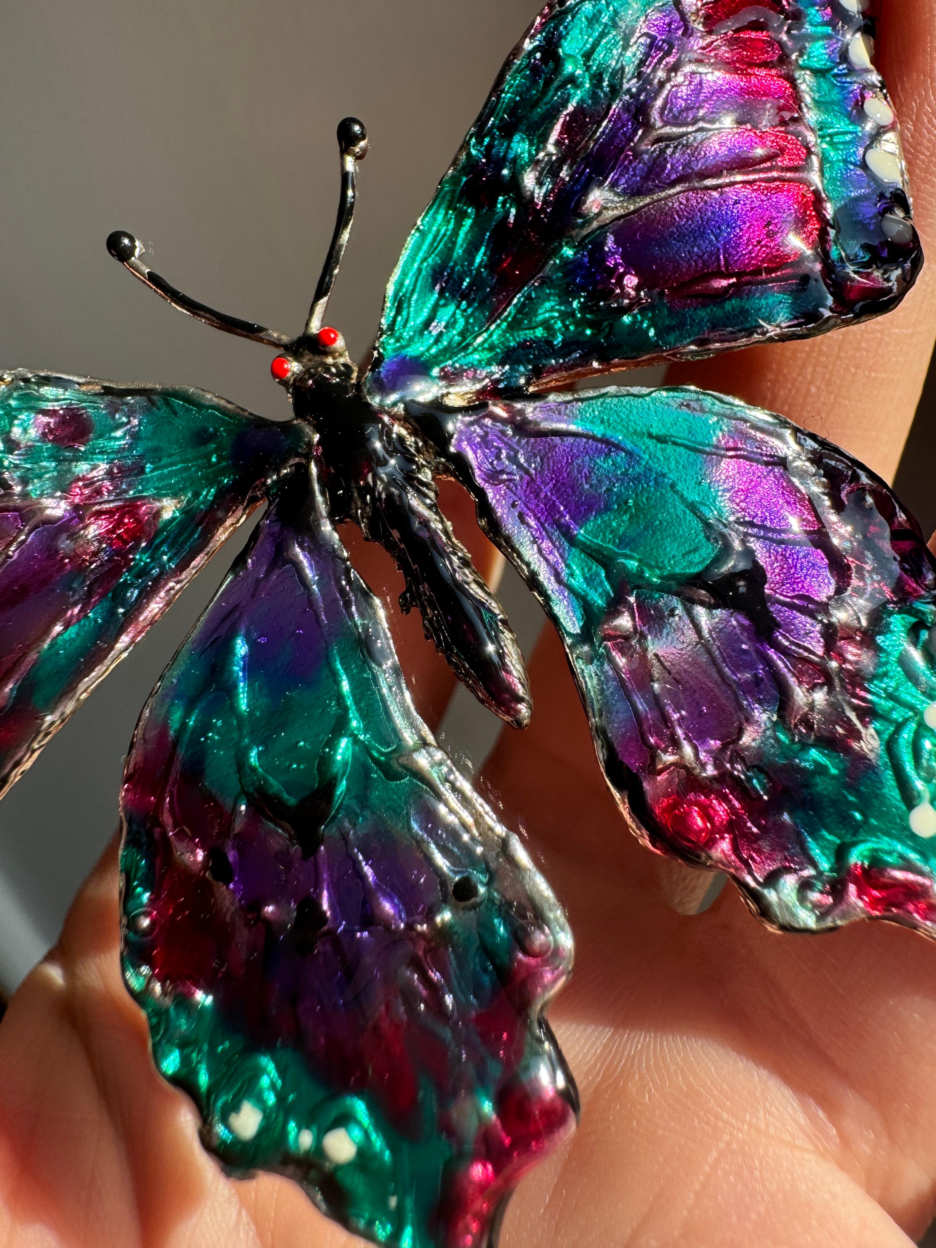 Artisan Rossella Ugolini Broche unique papillon en argent sterling émaillé peinte à la main en vente
