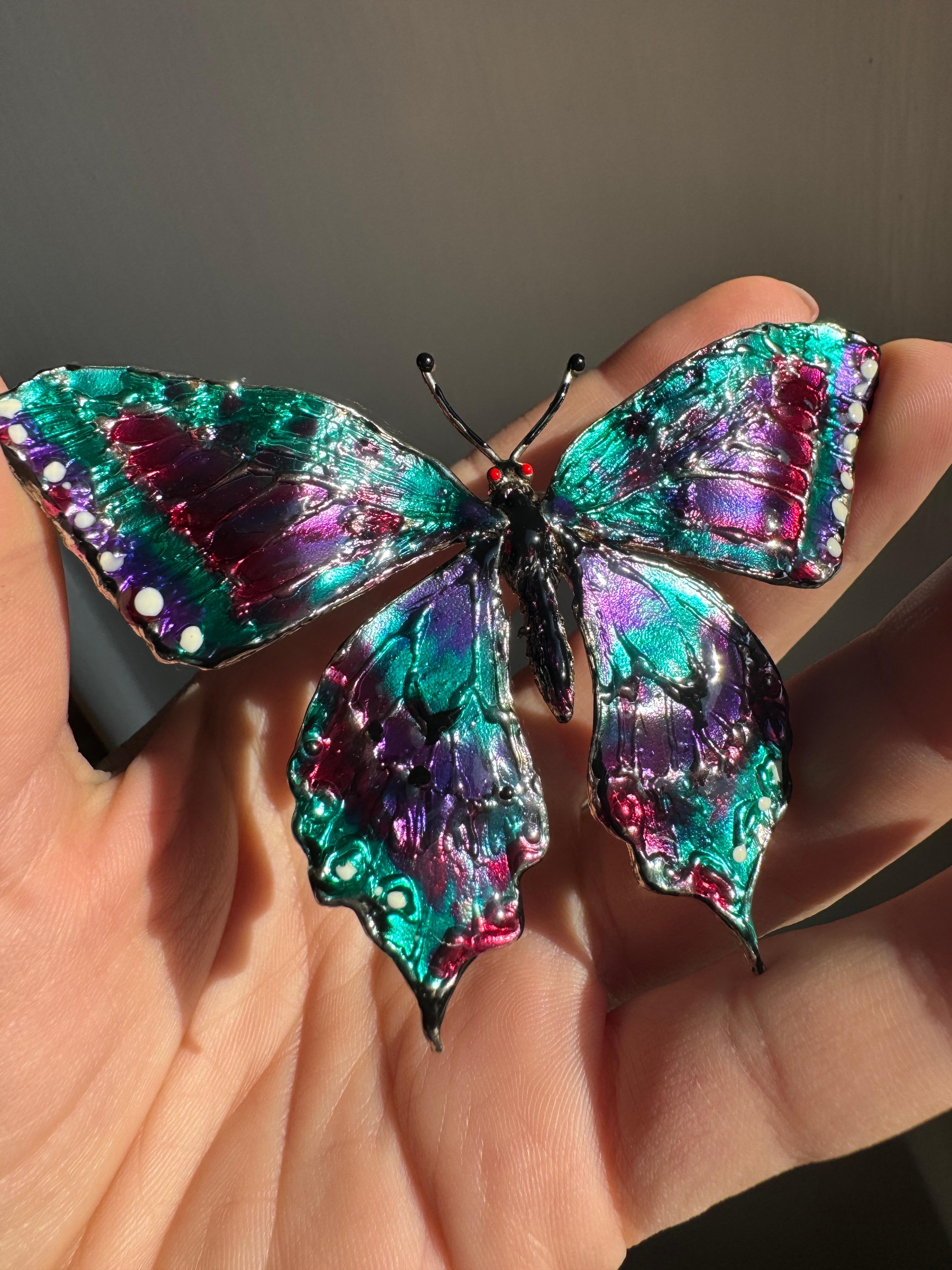 La broche en argent sterling Rossella Ugolini Unique Piece Unisex Enamel Ephemery Butterfly est un témoignage de l'artisanat exquis et de l'innovation artistique.  Cette pièce se distingue non seulement par sa base en argent sterling et son flair