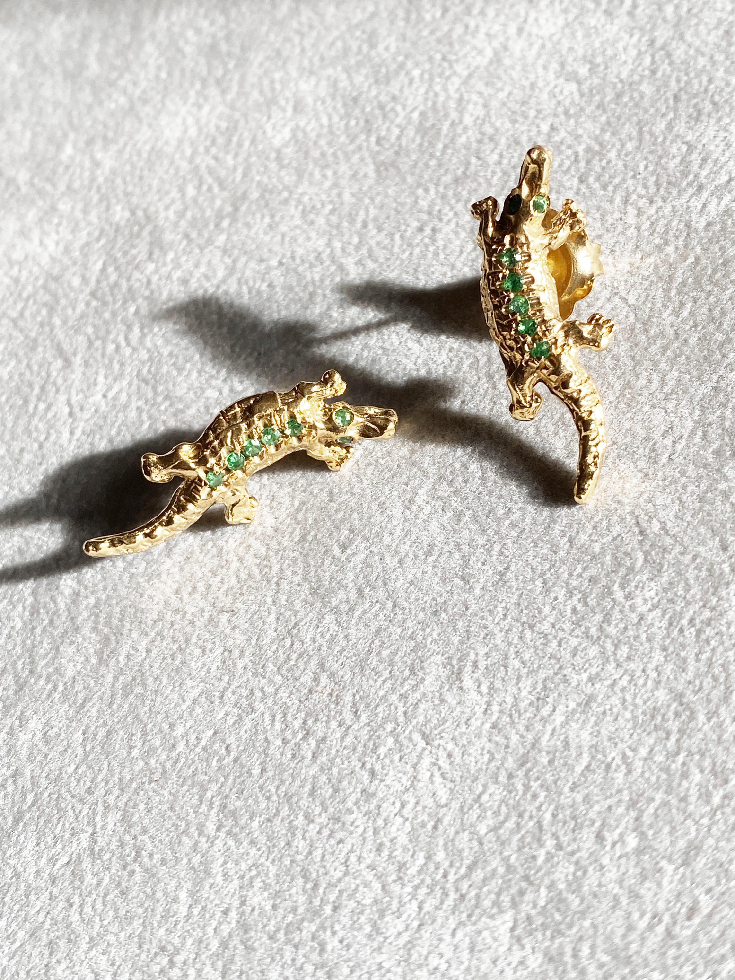 Rossella Ugolini Unisex Alligator Stud Earrings 18K Yellow Gold Emeralds  For Sale 4