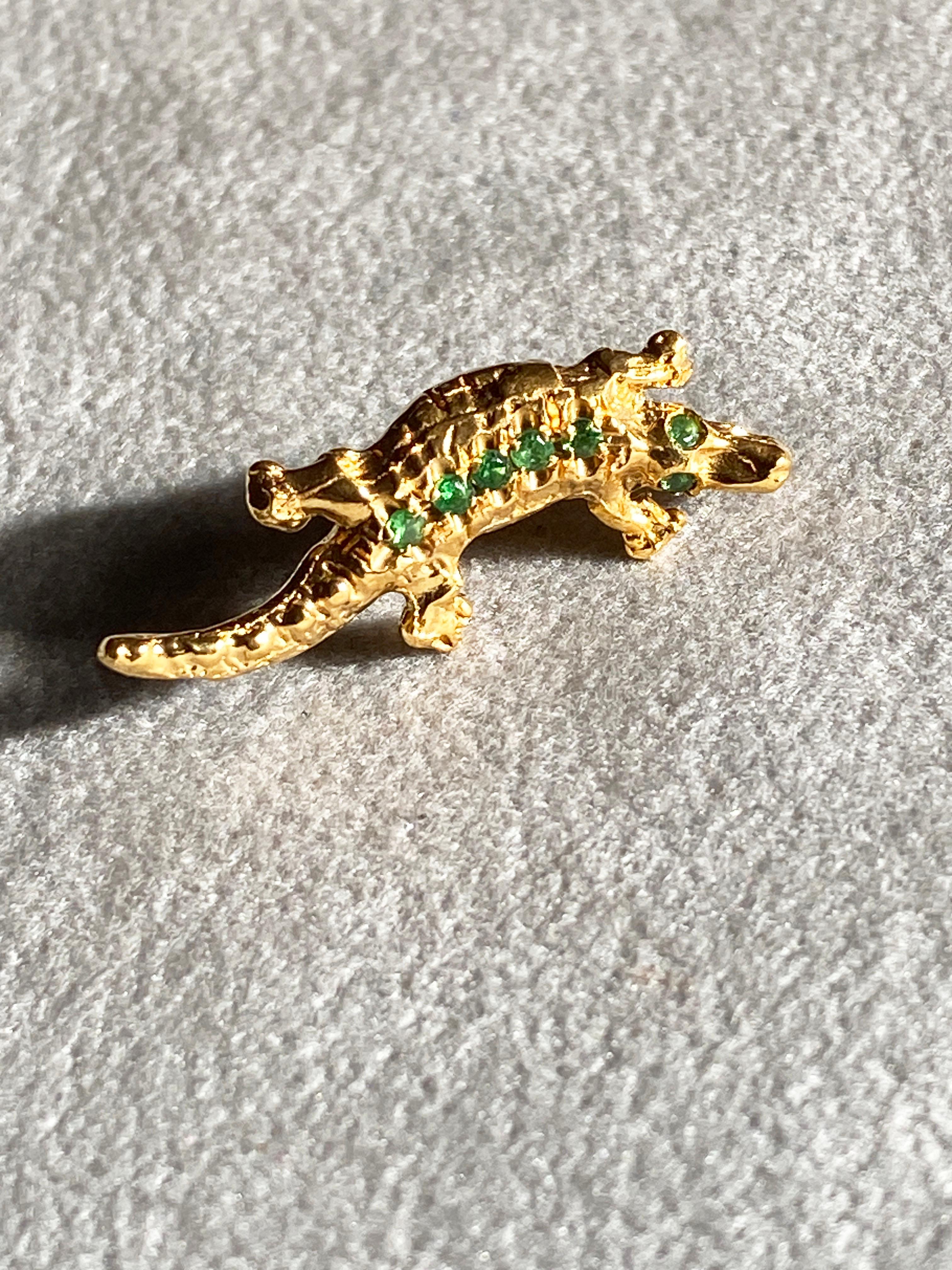 Rossella Ugolini Unisex Alligator Stud Earrings 18K Yellow Gold Emeralds  For Sale 6
