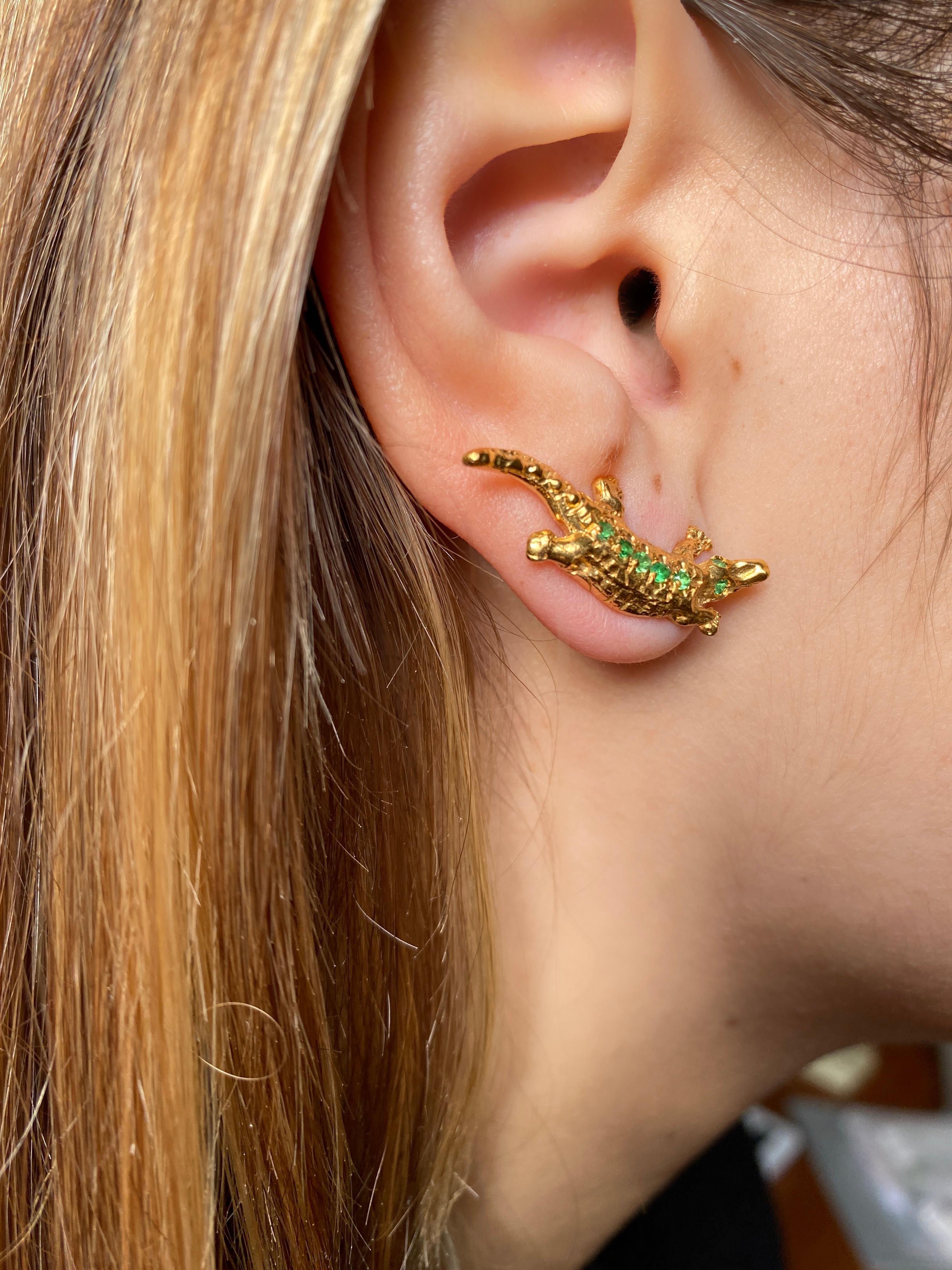 Modern Rossella Ugolini Unisex Alligator Stud Earrings 18K Yellow Gold Emeralds  For Sale