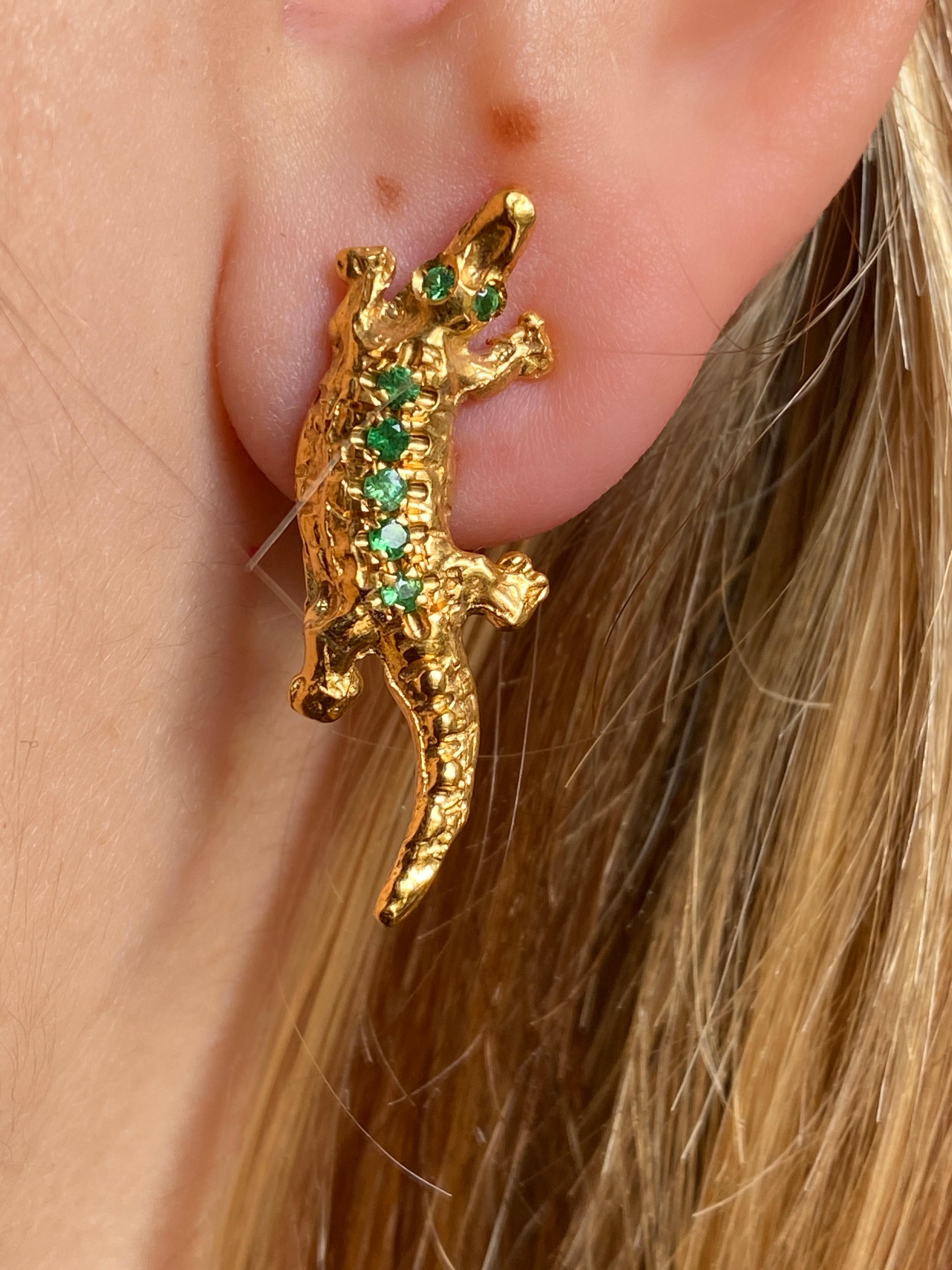 Rossella Ugolini Unisex Alligator Stud Earrings 18K Yellow Gold Emeralds  In New Condition For Sale In Rome, IT