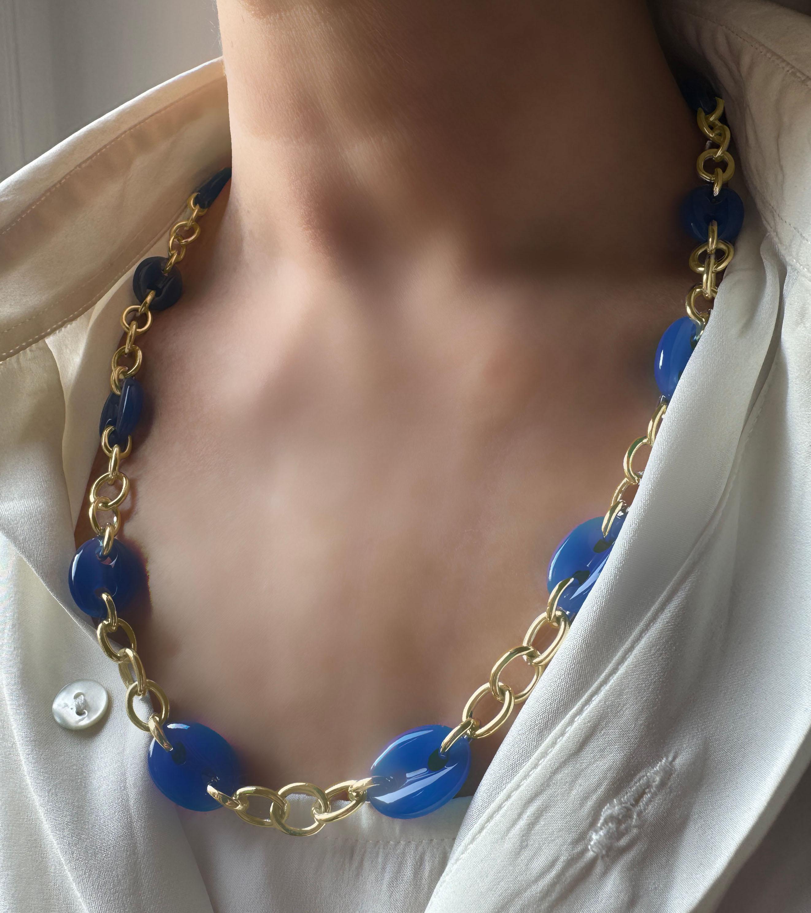 Rossella Ugolini Collier artisanal en agate bleue et or jaune Bijoux unisexe de luxe. Ce collier exclusif, fabriqué à la main en Italie, allie un design intemporel à un symbolisme profond. Présentant treize pierres d'agate bleue méticuleusement