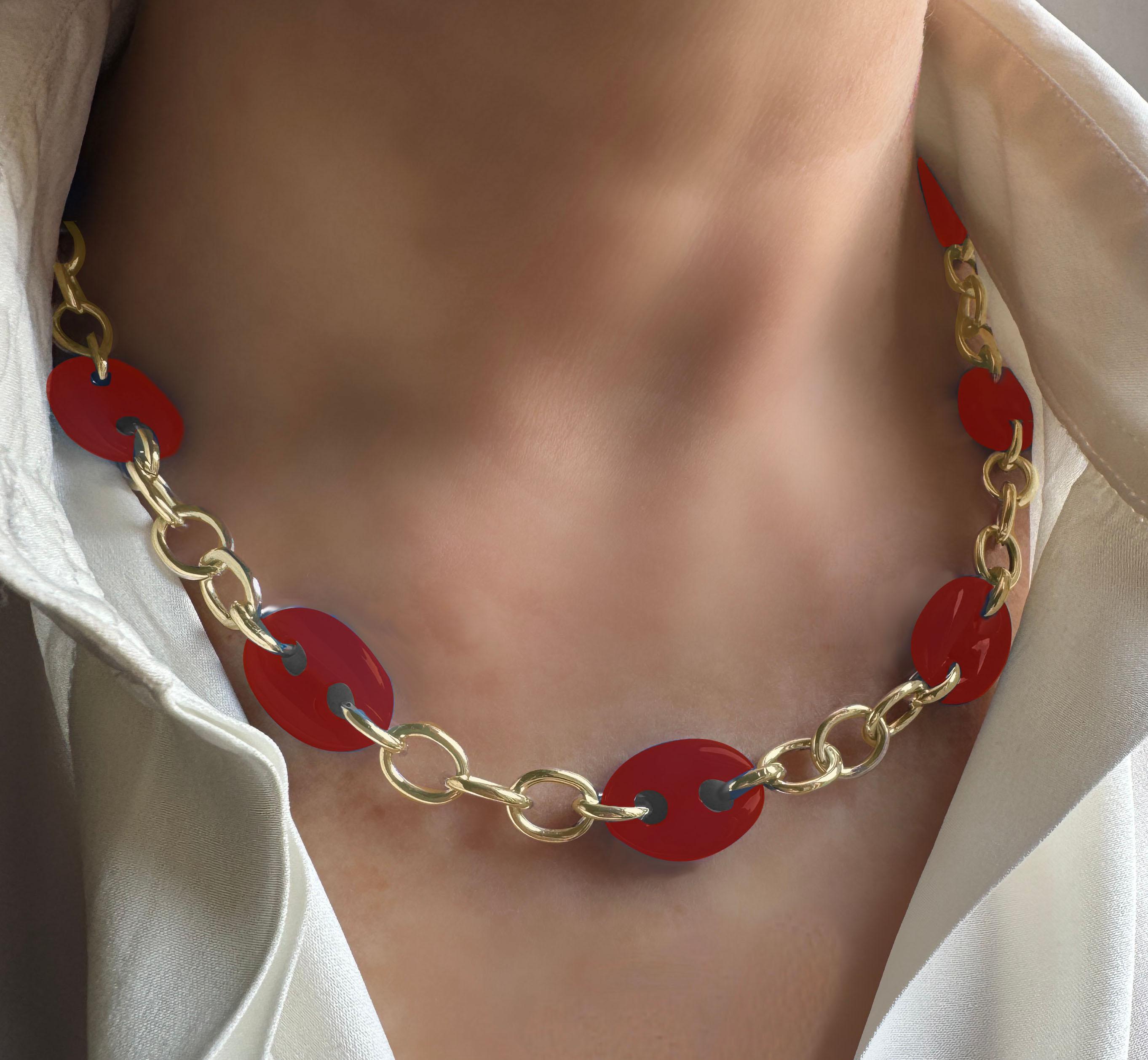 Rossella Ugolini Collana artigianale in oro giallo Catena di ancore rosse Collana unisex. Collana esclusiva e artigianale, realizzata in Italia,  Con dieci pietre in pasta di corallo rosso meticolosamente intagliate a forma di chaîne d'ancre, questo