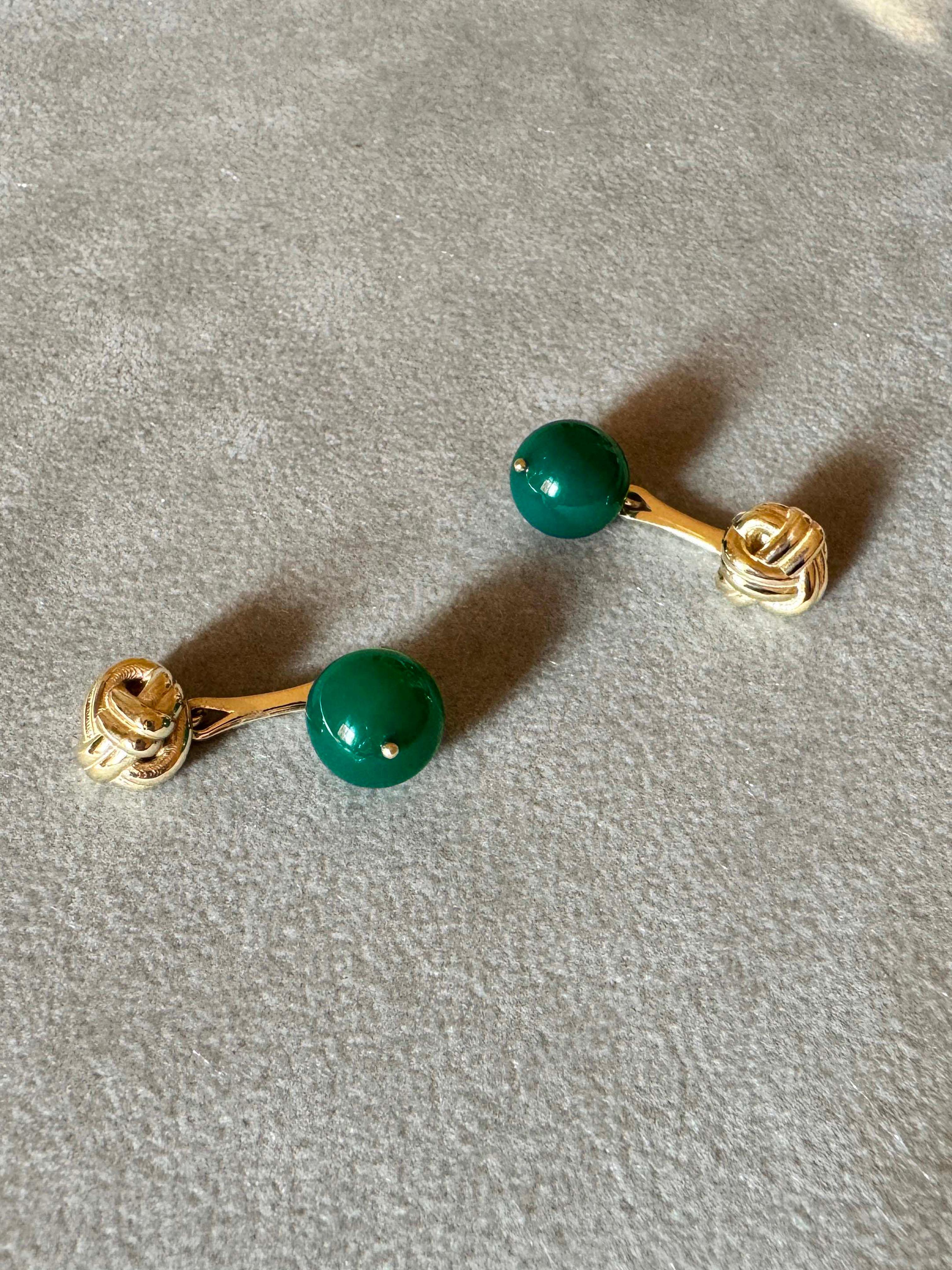 Rossella Ugolini Yellow Gold Green Agate Cufflinks.  Handcrafted in yellow gold made in Italy. These elegant cufflinks feature a 9k yellow gold knot on one side and a 10mm green agate sphere on the other, creating a refined balance.

The knot