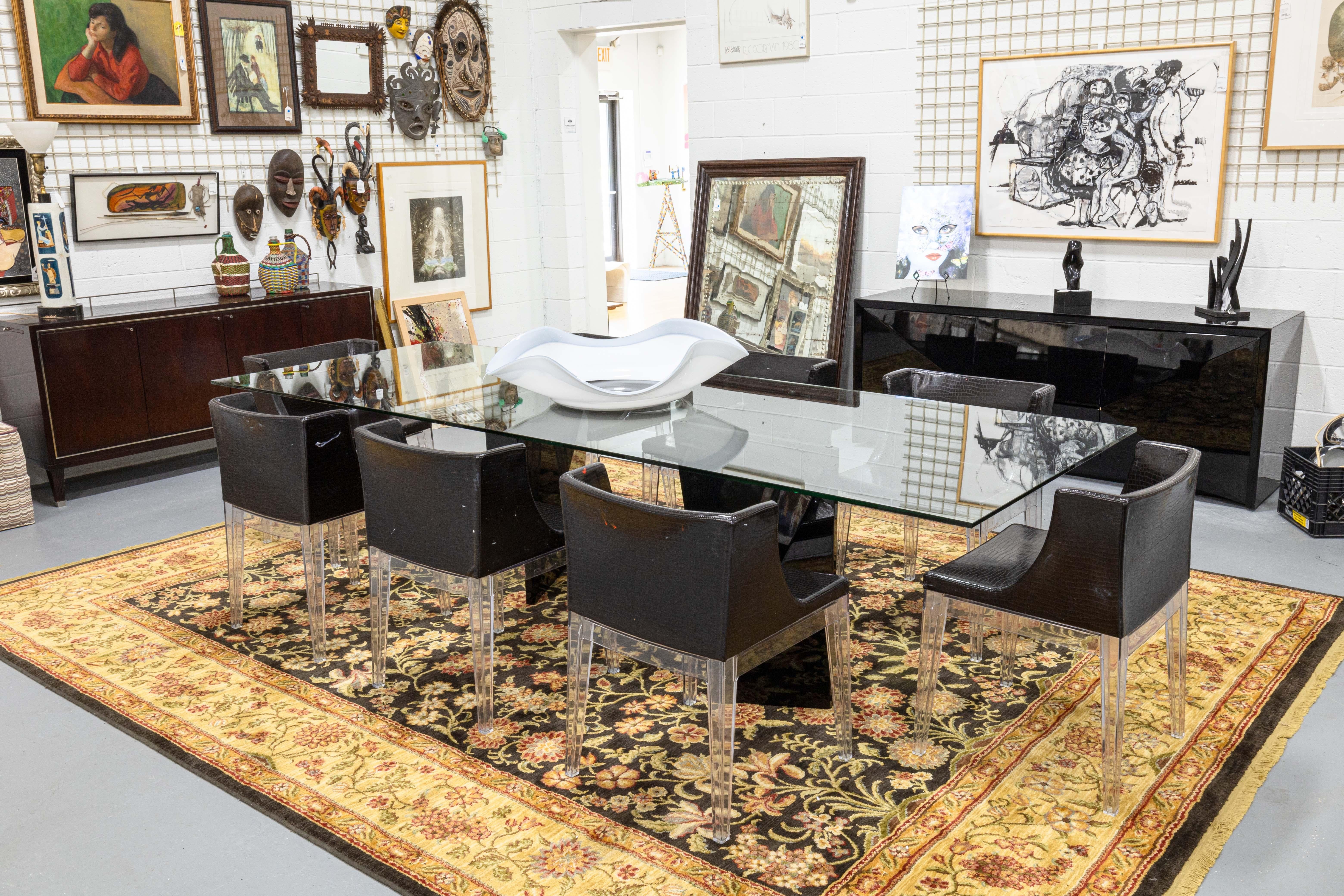 Une table de salle à manger en Rossetto Sapphire. Une belle et grande table de salle à manger avec un piètement abstrait en deux parties. Les bases sont en bois laqué noir brillant et peuvent être déplacées pour modifier le design et l'aspect de