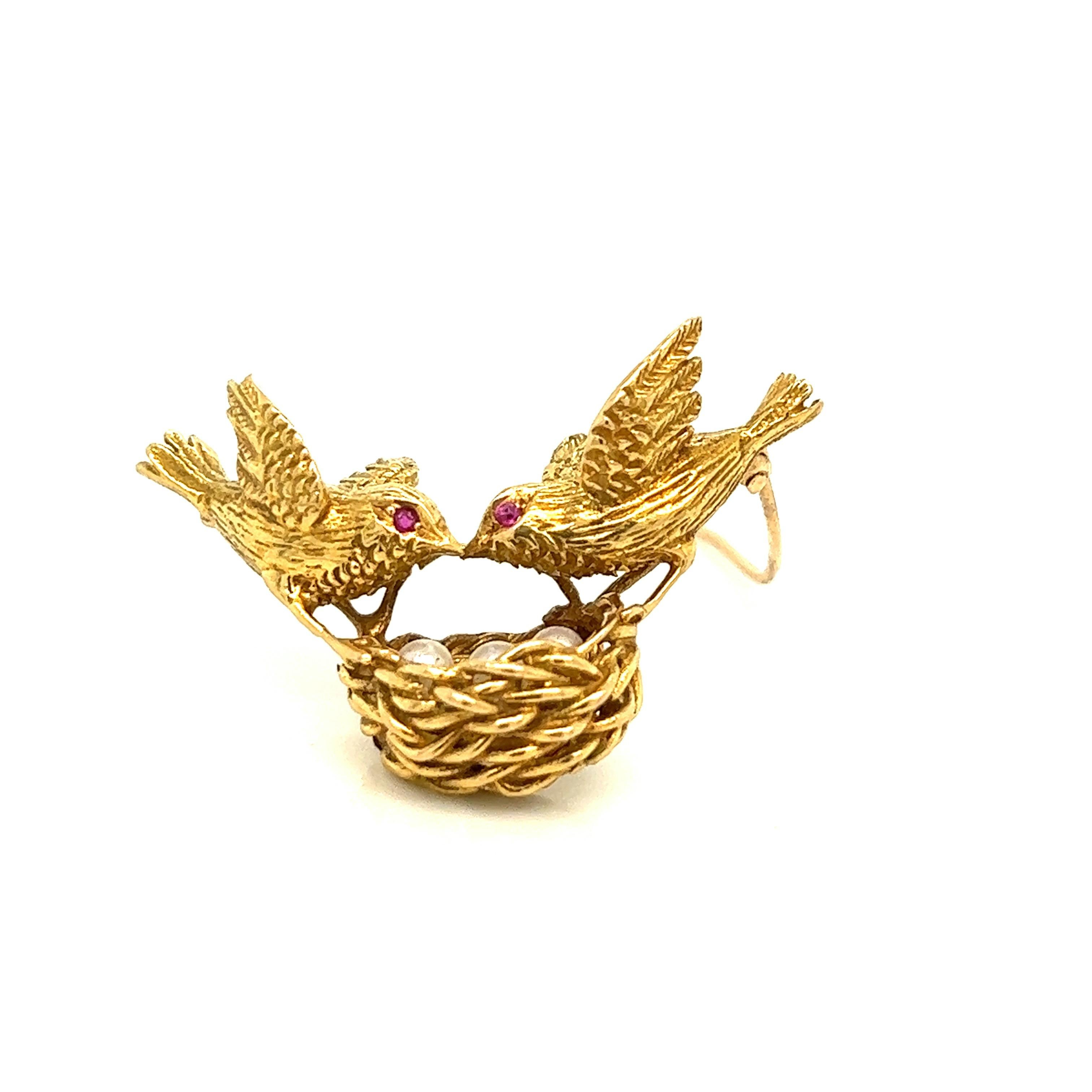 Rossi birds pearl brooch 

Two birds resting on a nest that contains three pearls, 18 karat yellow gold; marked Rossi, 18k

Size: width 1.5 inches, length 1 inch
Total weight: 10.0 grams 