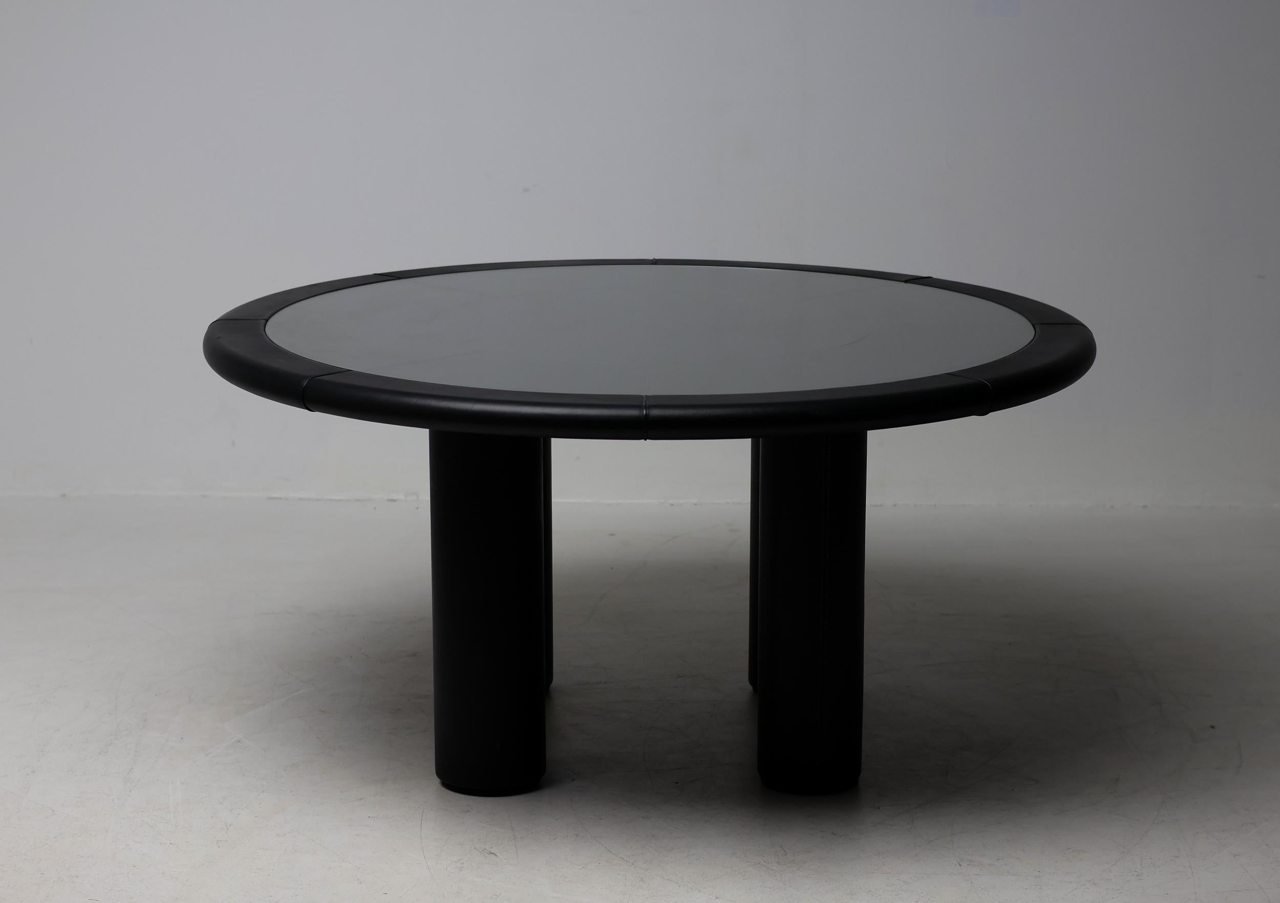Monumentale table à manger ou à cartes en cuir noir des années 1970 BO287 fabriquée par le fabricant italien Rossi di Albizzate et conçue par le designer italien Carlo Bartoli. 
Le contour ressemble à la table Colonnato de Mario Bellini, conçue à la