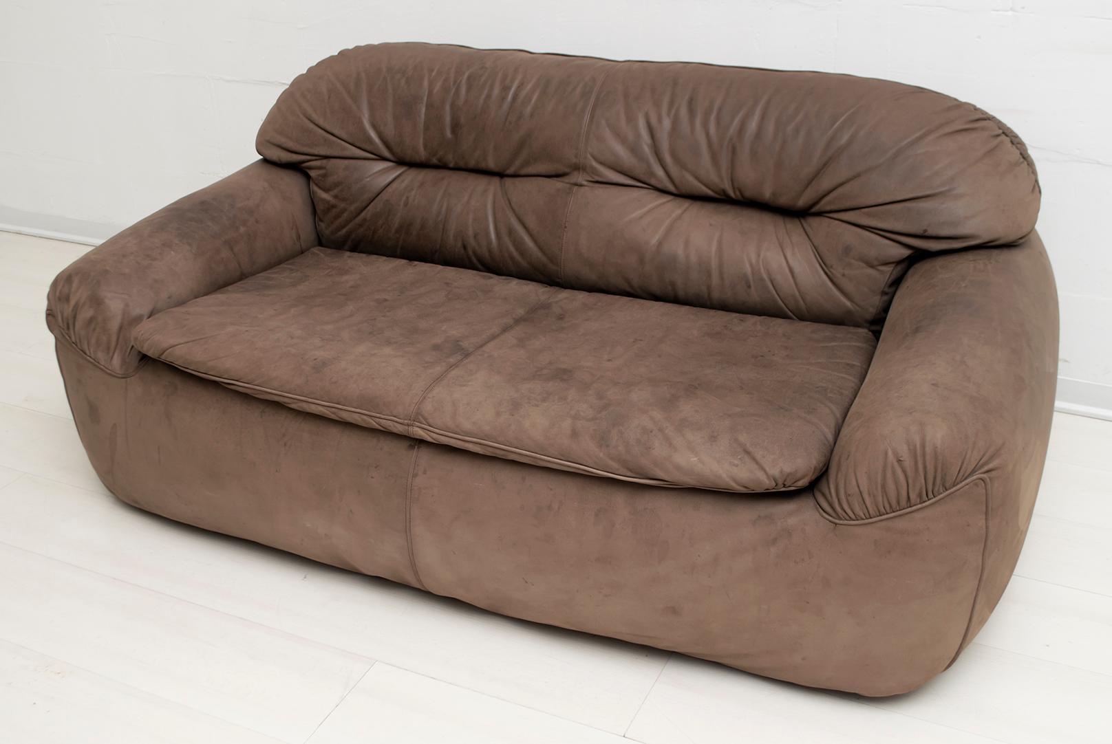 This sofa is created by the famous Italian company Rossi di Albizzate, using the structure in metal foam and polyurethane to make it very comfortable, lined in an exclusive and particular elephant leather covering, no longer on the market today.
