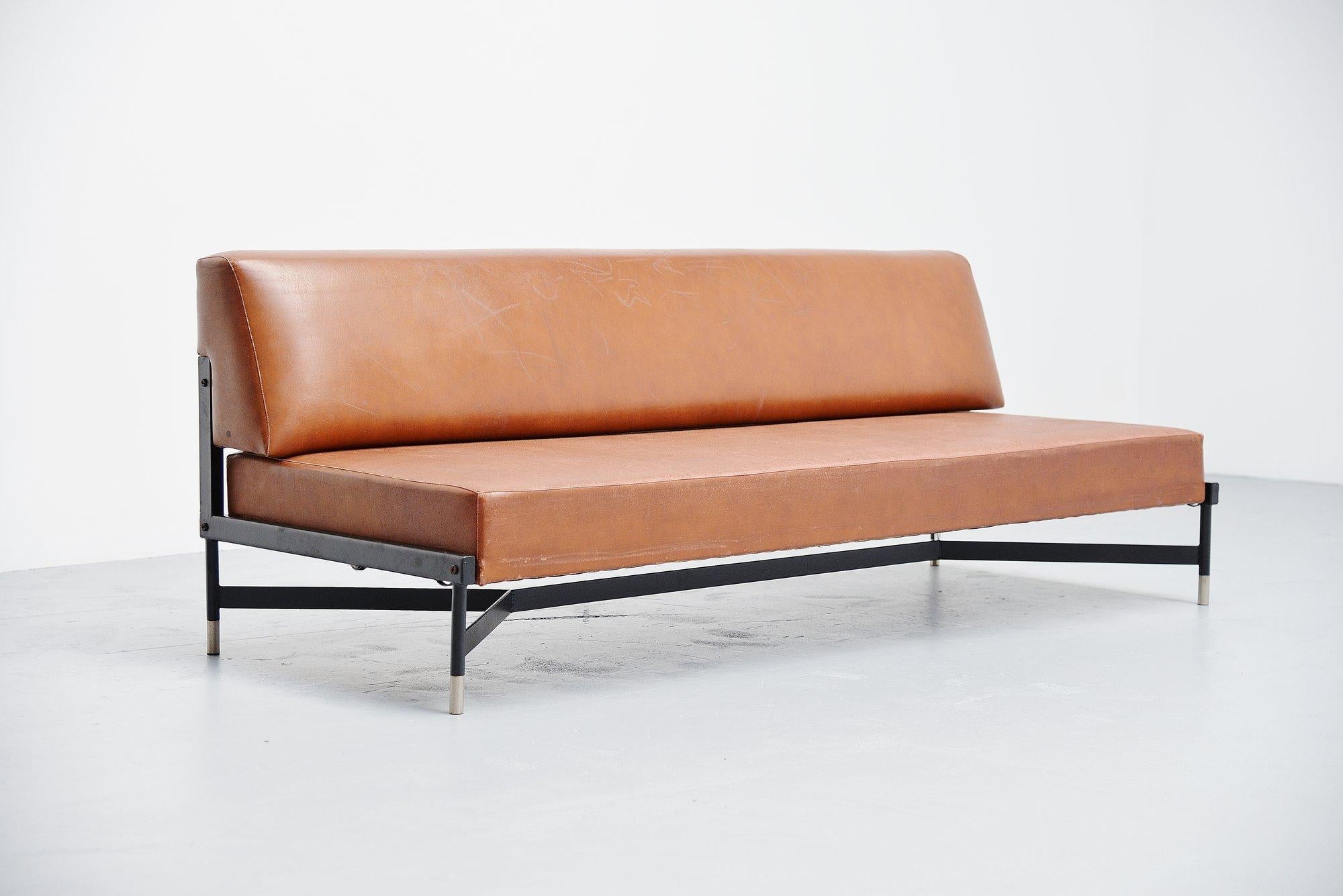 Nice Italian modernist sleeping sofa made and designed by Rossi di Albizzate, Italy 1950. A very important Italian sofa by Rossi di Albizzate, an Italian furniture company in Varese that is making Italian quality furniture for over 80 years now.