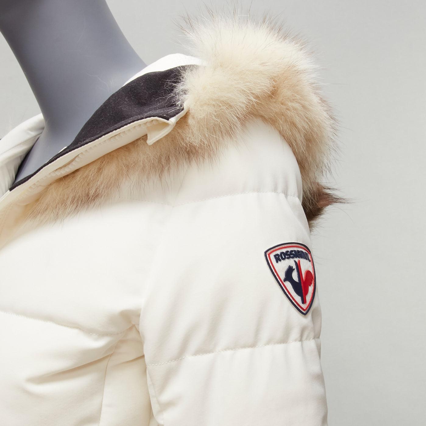 ROSSIGNOL ivory fur trim hood logo hooded down puffer jacket IT38 XS
Reference: SNKO/A00265
Brand: Rossignol
Material: Polyamide, Fur
Color: Cream
Pattern: Solid
Closure: Zip
Lining: Blue Fabric
Extra Details: Logo patch at left arm.
Made in: