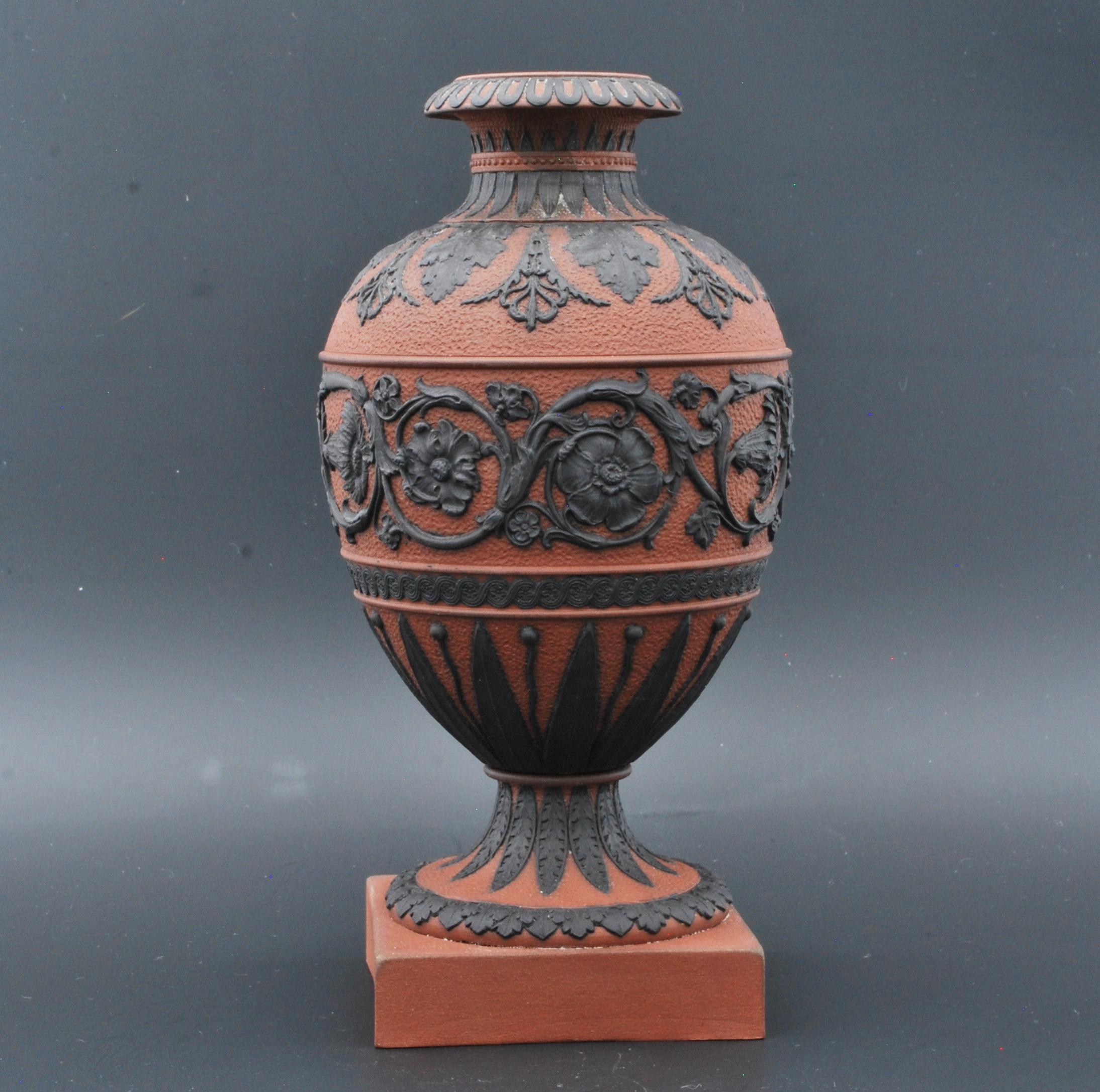 Un très beau vase en Rosso Antico, décoré en basalte noir avec des arabesques sur un fond à fossettes. La couleur du Rosso ancien est très différente de celle du corps orange du XIXe siècle.