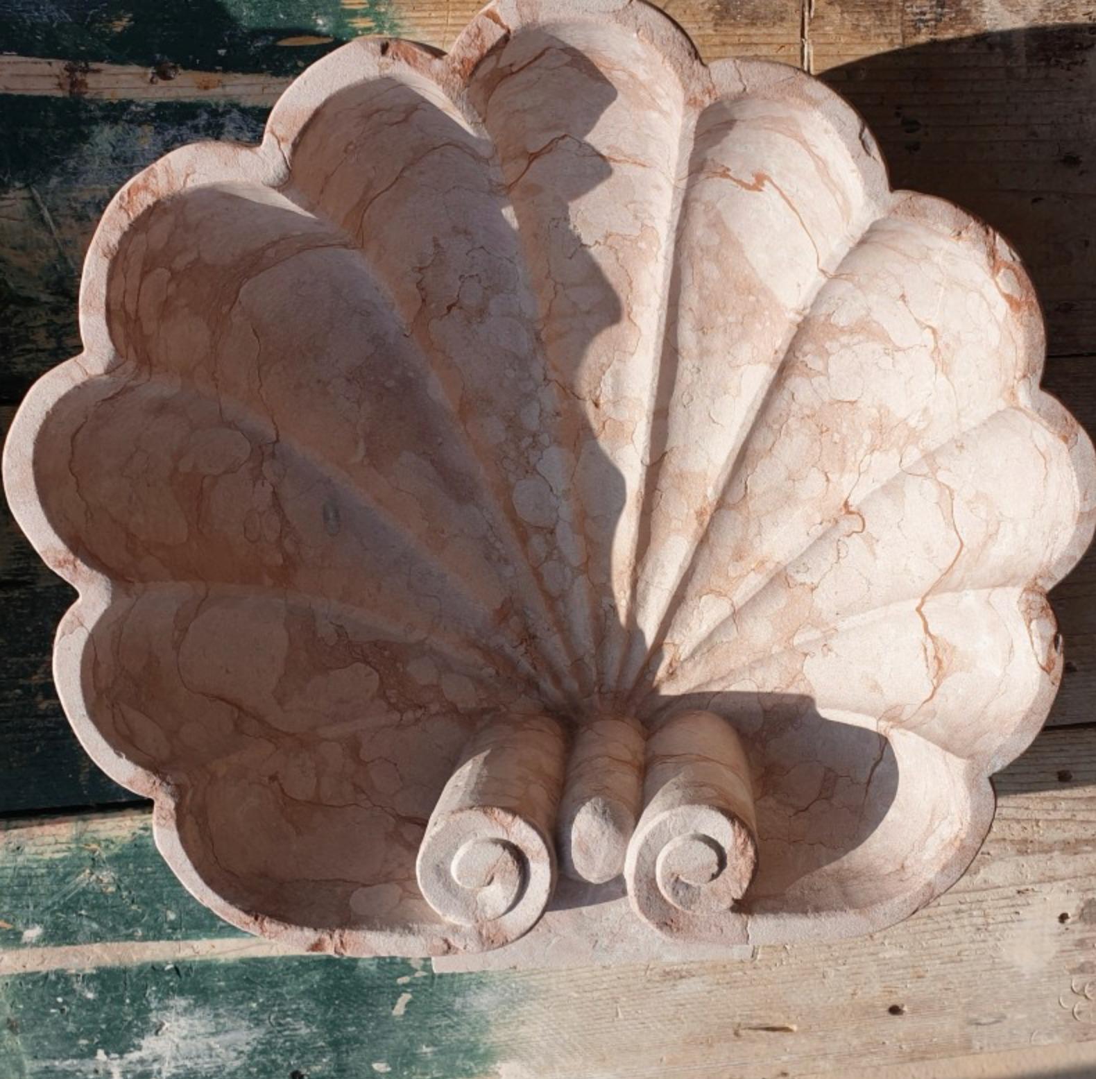 Baroque Evier en marbre ROSSO DI VERONA en forme de coquille Début du 20e siècle en vente