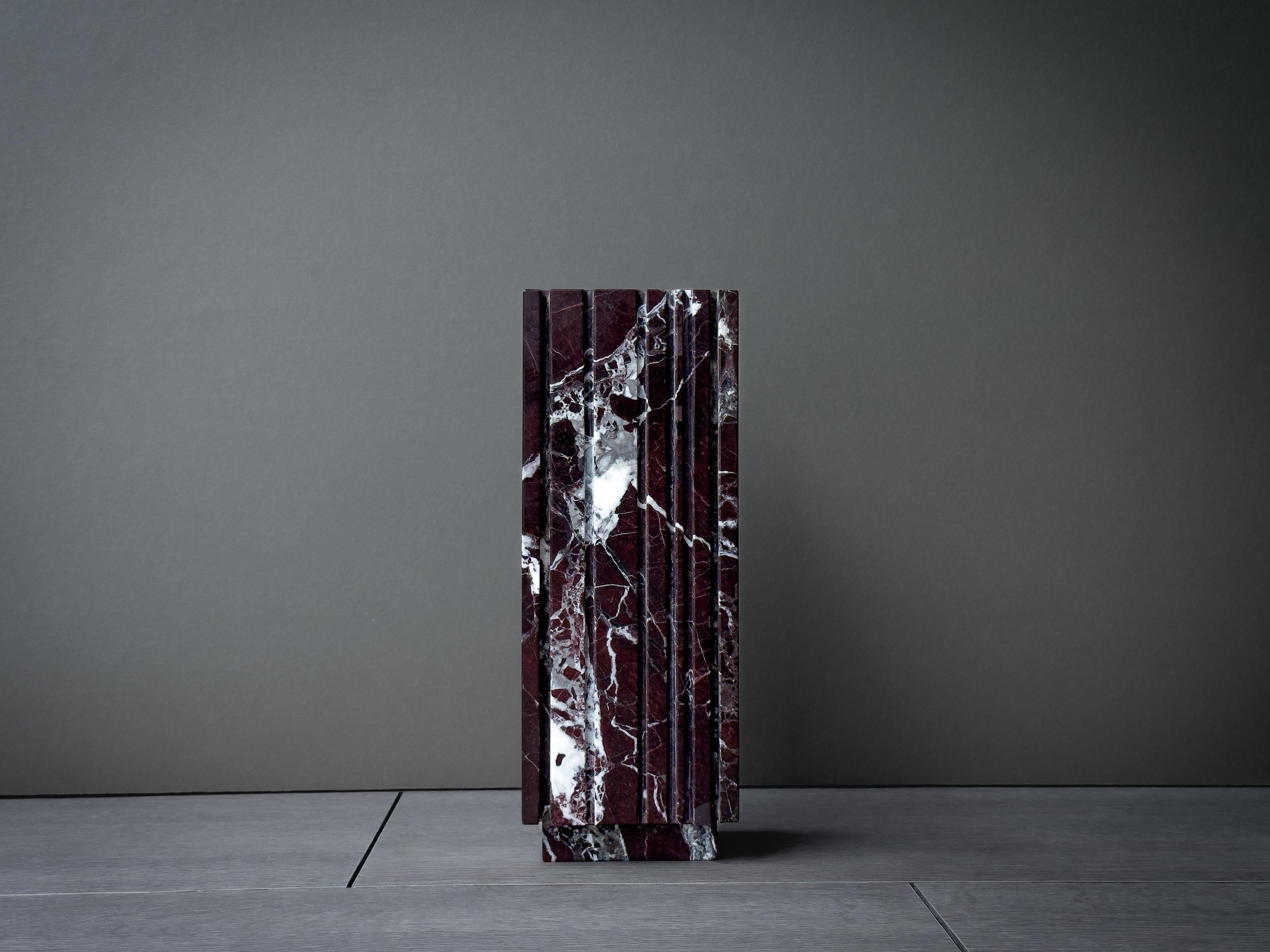 Moderne Vase ROSSO GROOVY en marbre Rosso Levanto de Meble Matters 8 po. en vente