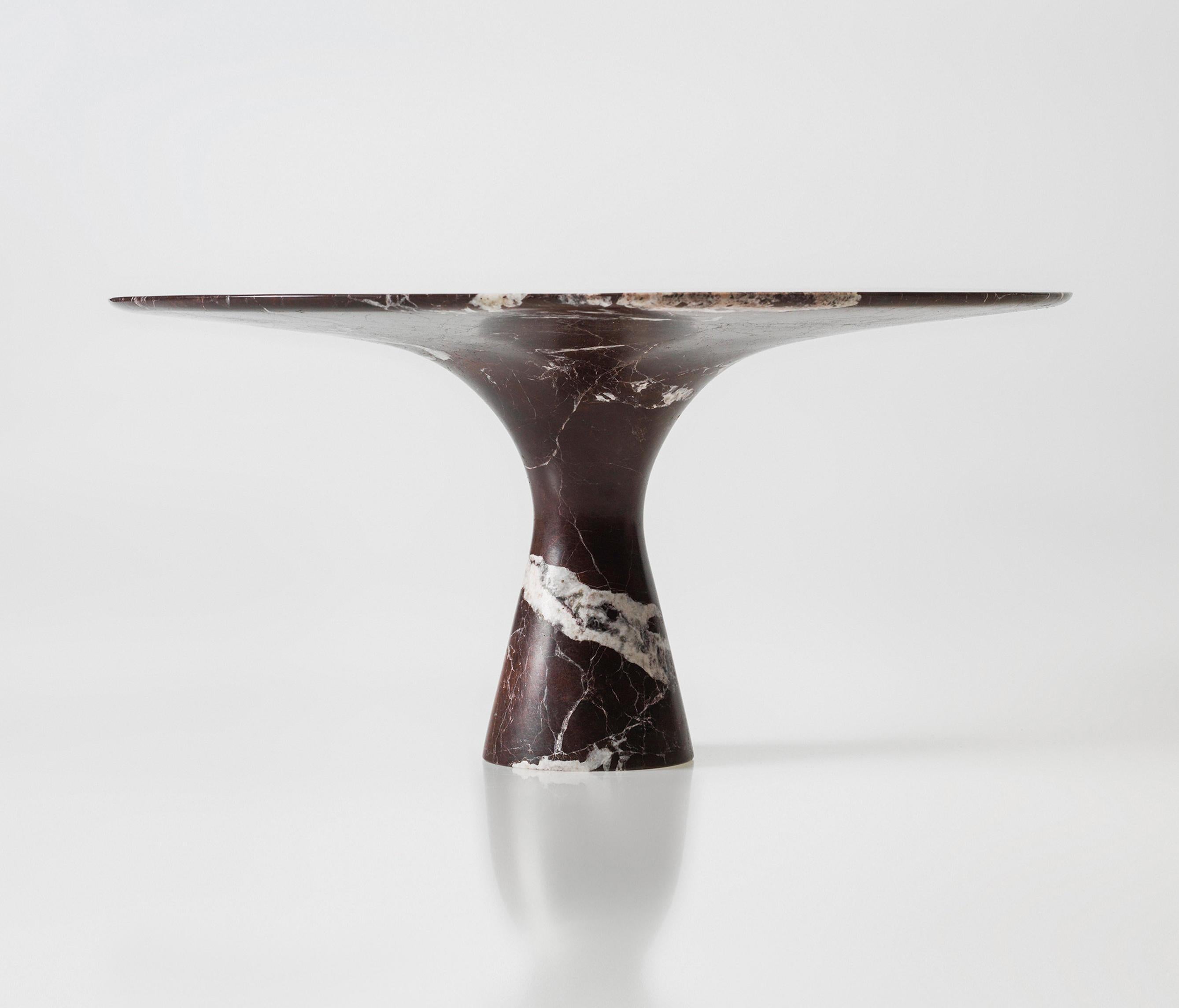 Rosso Lepanto Table de salle à manger contemporaine raffinée en marbre 130/75
Dimensions : 130 x 75 cm : 130 x 75 cm
MATERIAL : Rosso Lepanto

Angelo est l'essence même d'une table ronde en pierre naturelle, une forme sculpturale dans un matériau