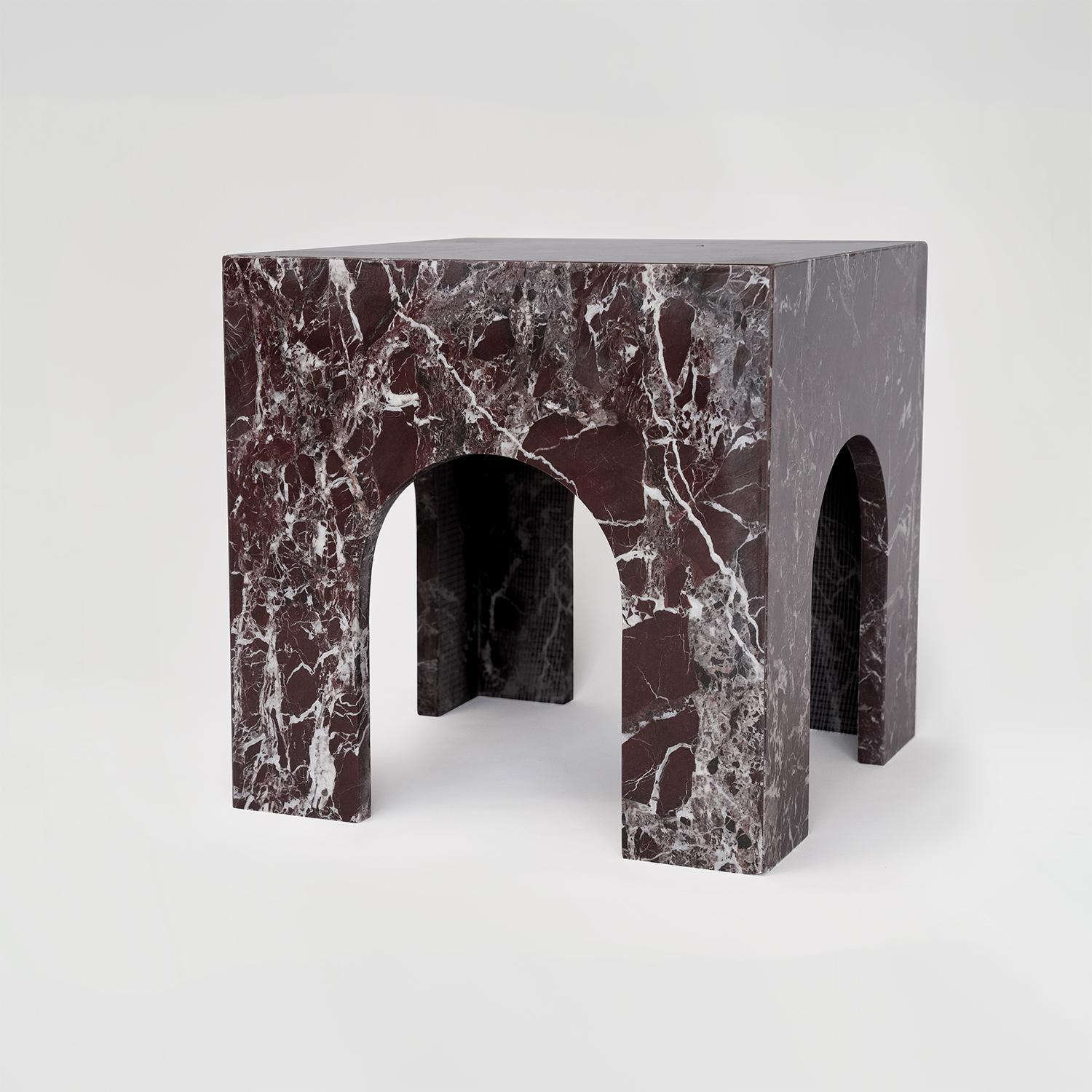 Ajoutez une touche d'élégance à n'importe quelle pièce avec cette superbe table d'appoint en marbre. Les côtés en forme d'arche de cette table d'appoint s'accordent avec une variété d'esthétiques d'intérieur, du traditionnel au contemporain.