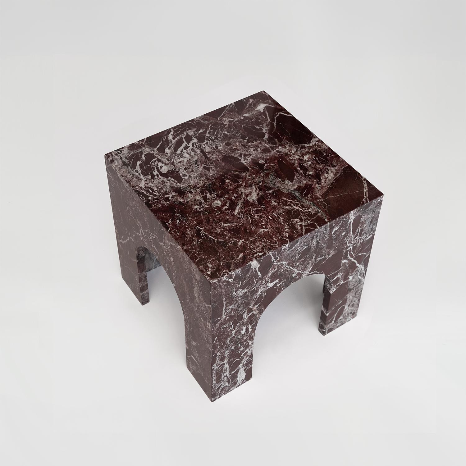 Néerlandais Table d'appoint en marbre Rosso Levanto en vente