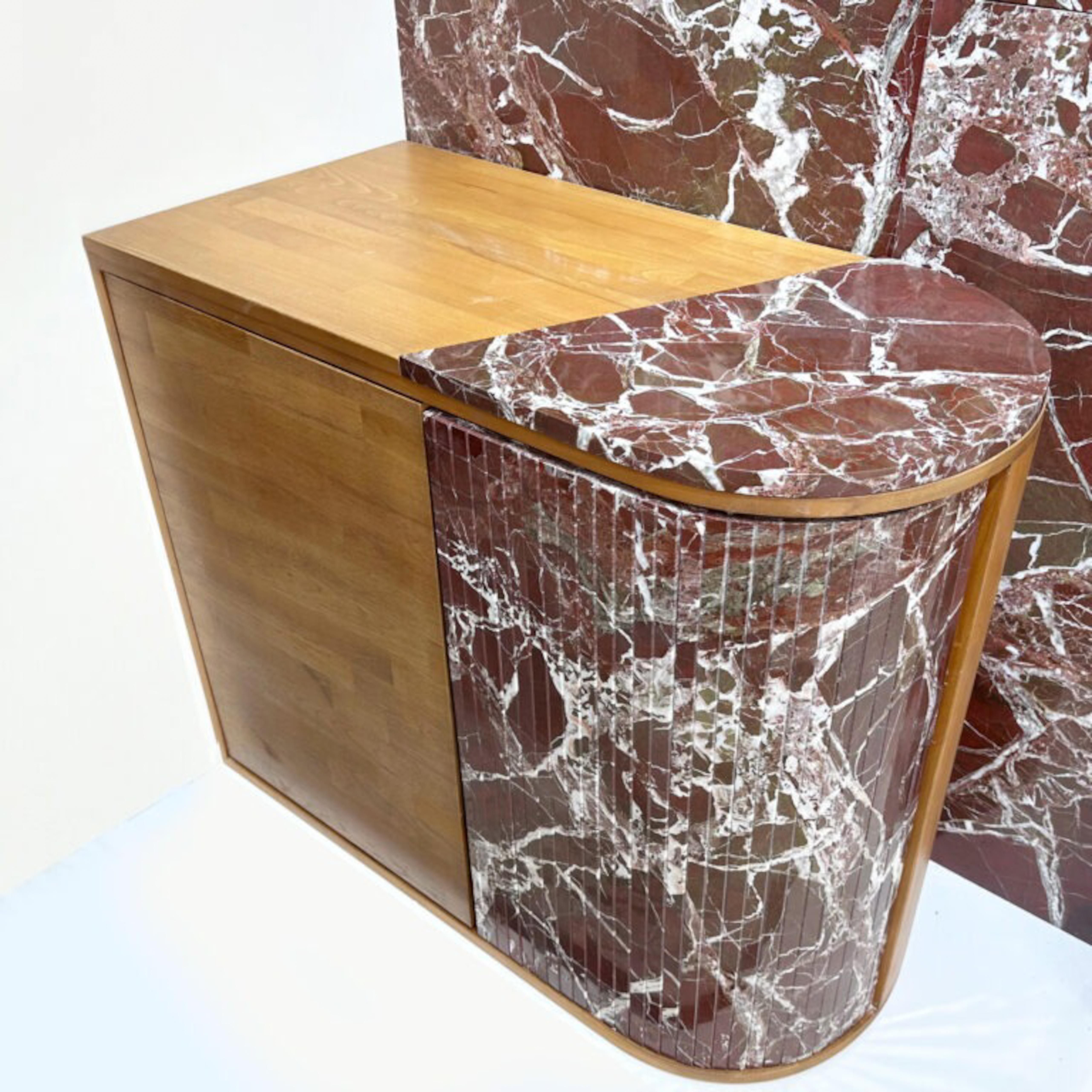 Turc Armoire en marbre Rosso Levanto - Armoire en bois de chêne et marbre sur mesure en vente